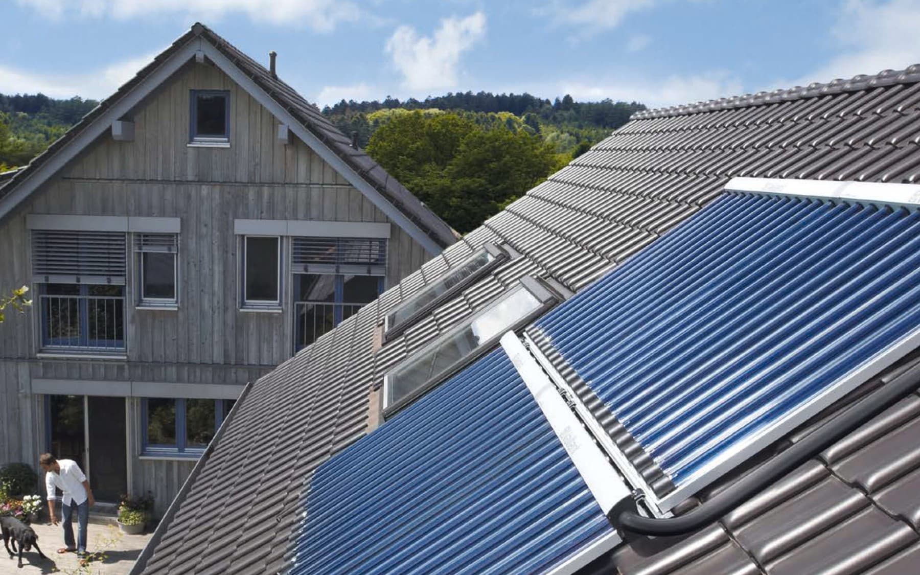 Een Vaillant thermische zonnecollector op een dak