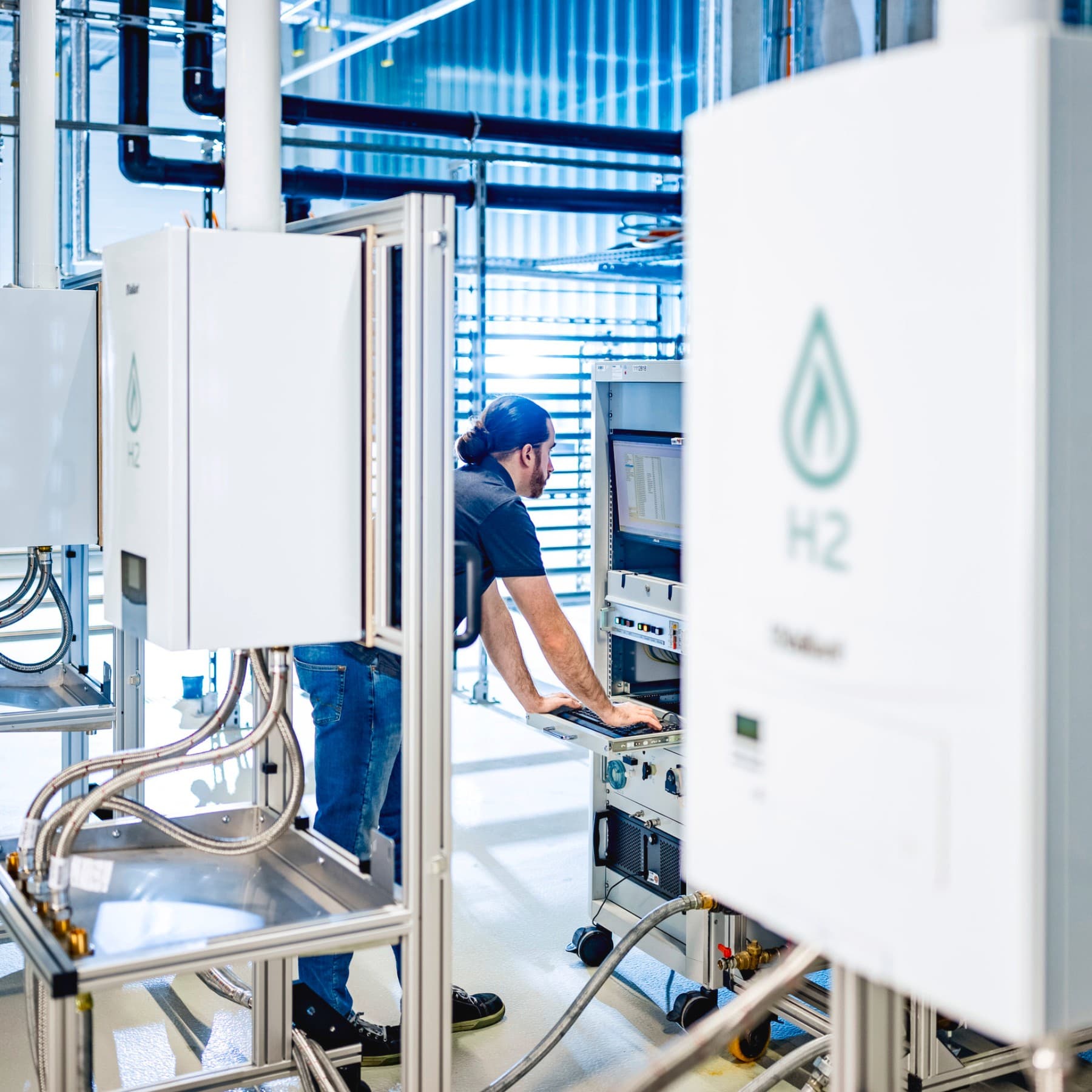 Installateur op een testbank controleert gegevens van een testrun met waterstof