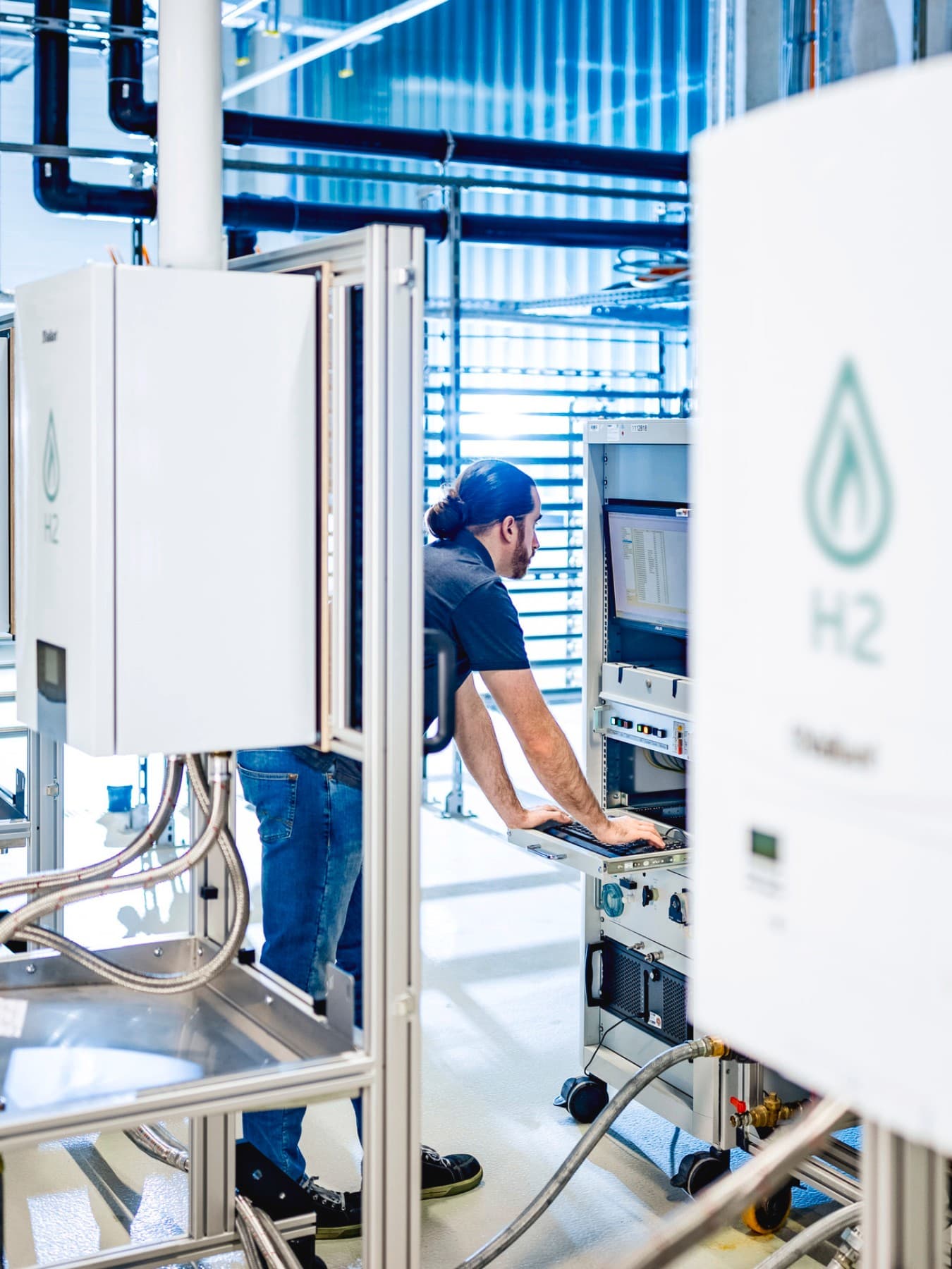 Installateur op een testbank controleert gegevens van een testrun met waterstof