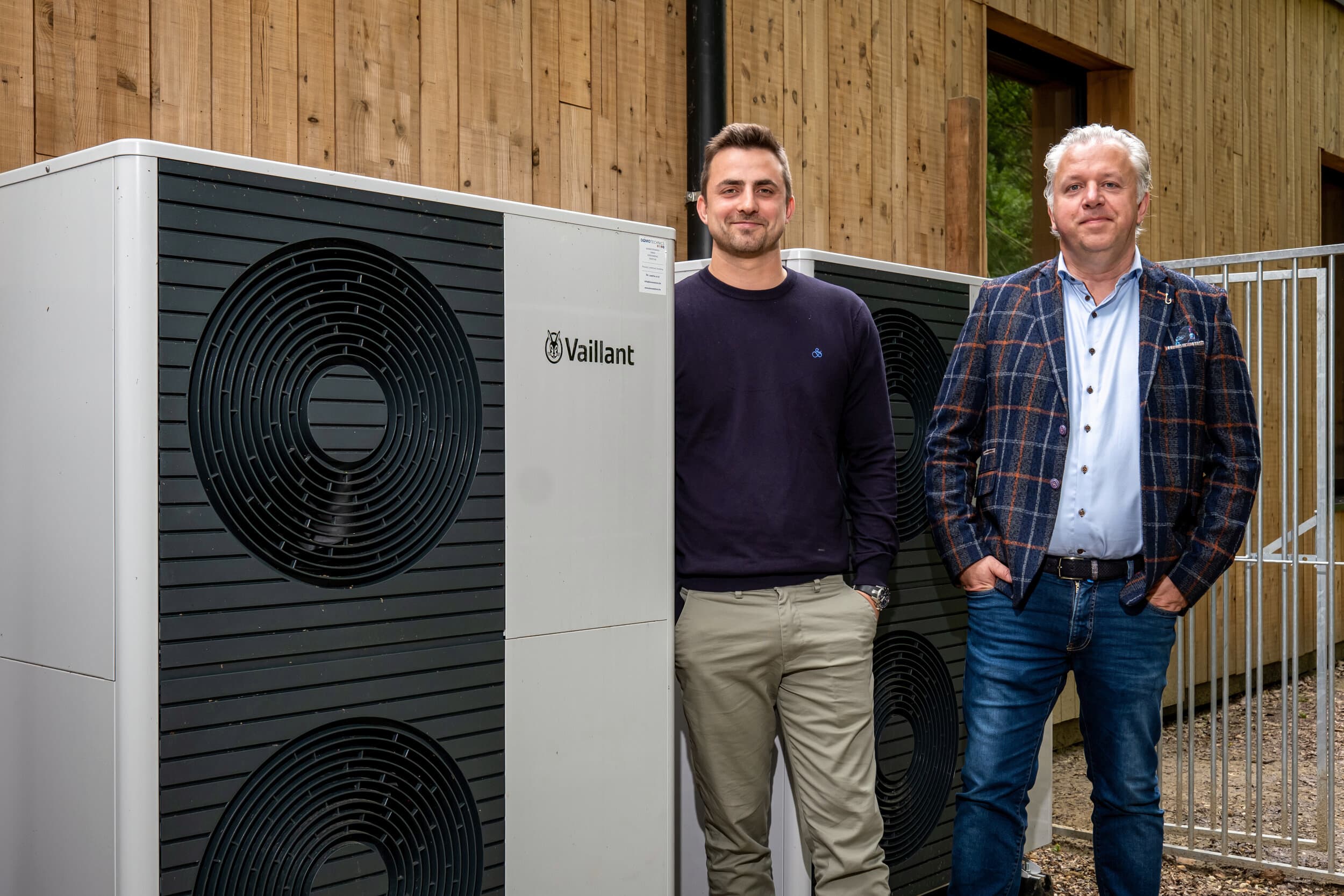 Installateur en vertegenwoordiger naast warmtepomp