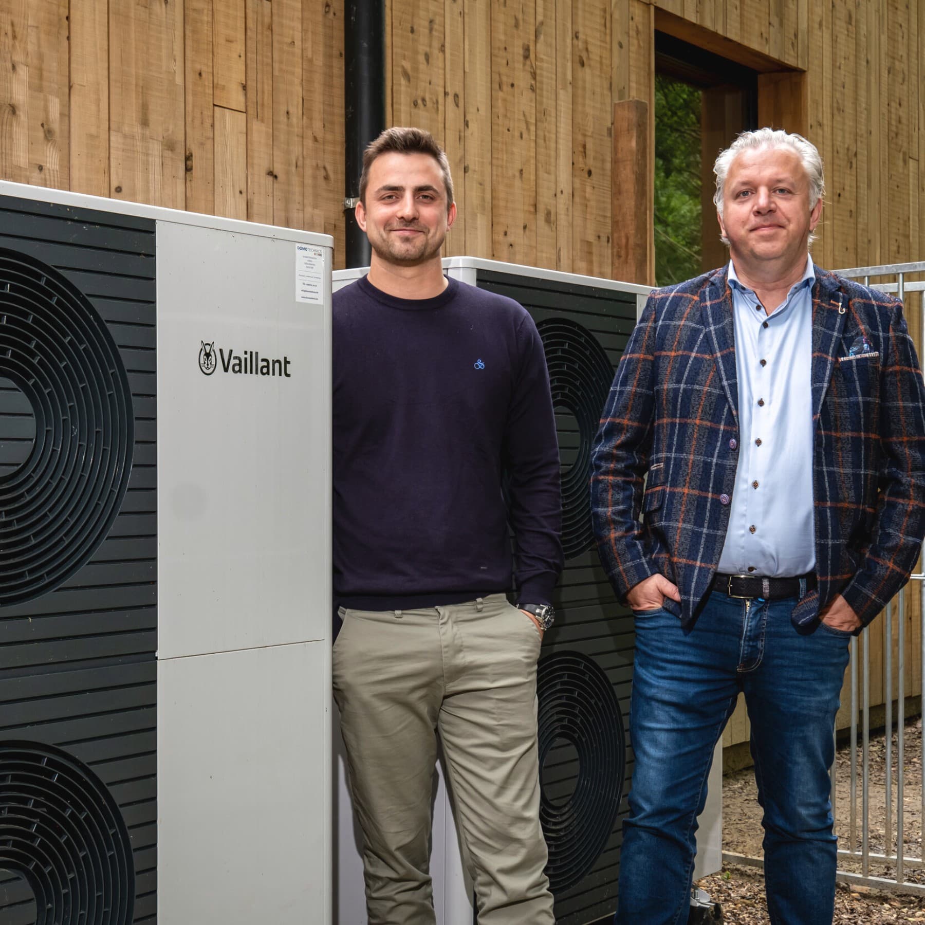 Berkenhof - installateur staat met Erwin Beerts van Vaillant naast een aroTHERM lucht/water-warmtepomp