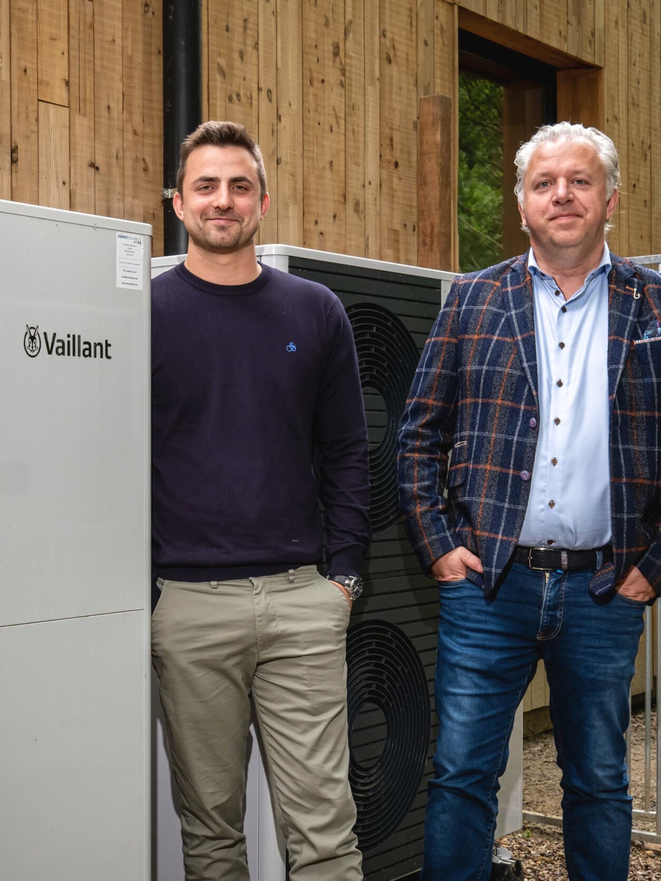 Berkenhof - installateur staat met Erwin Beerts van Vaillant naast een aroTHERM lucht/water-warmtepomp