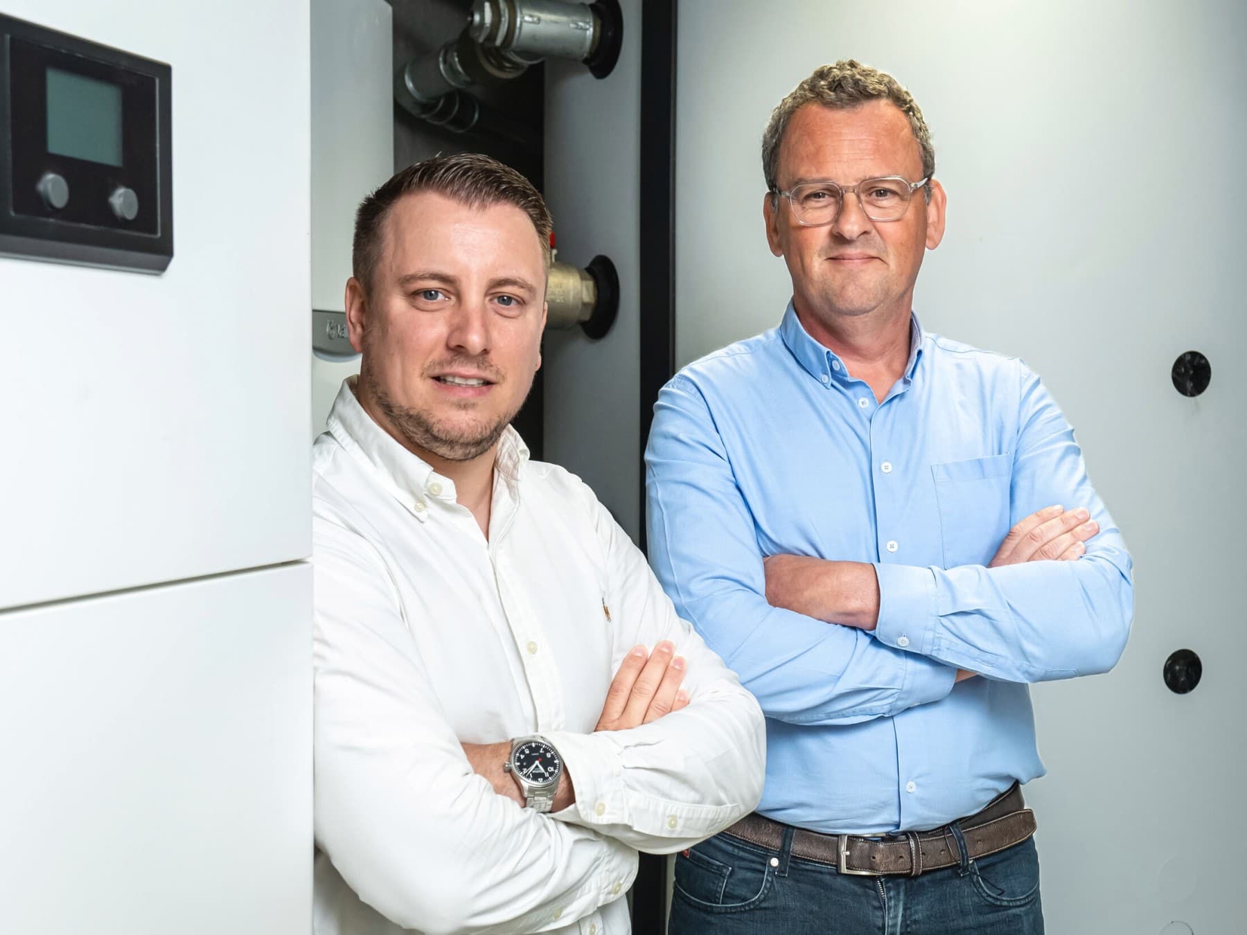 Yannick De Mol (Vaillant) en Bart Timmerman (Tectim) naast de geoTHERM geothermische warmtepomp