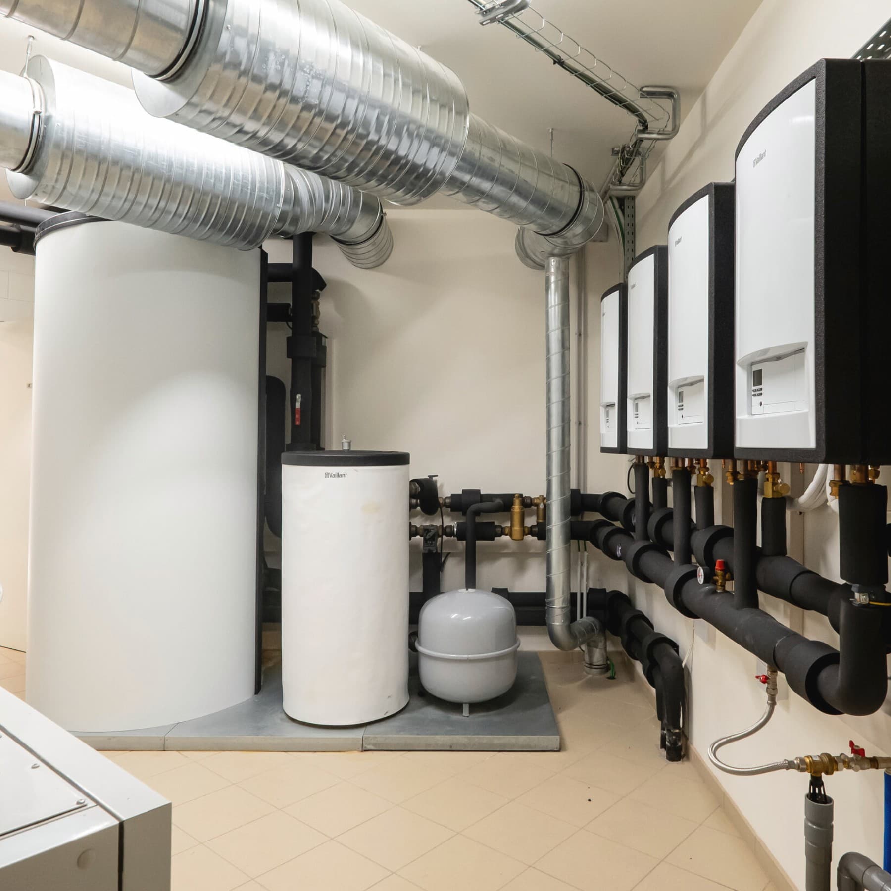 Binneninstallatie met collectoren, boiler en buffervat