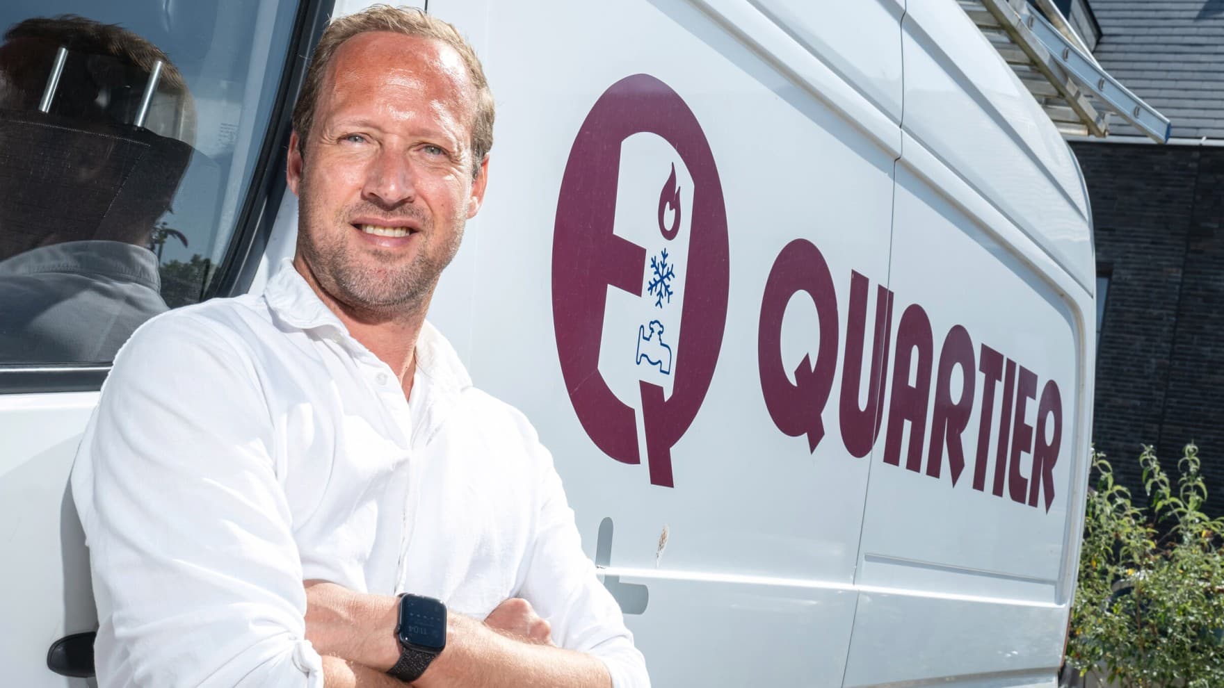 Installateur Quartier naast zijn bestelwagen