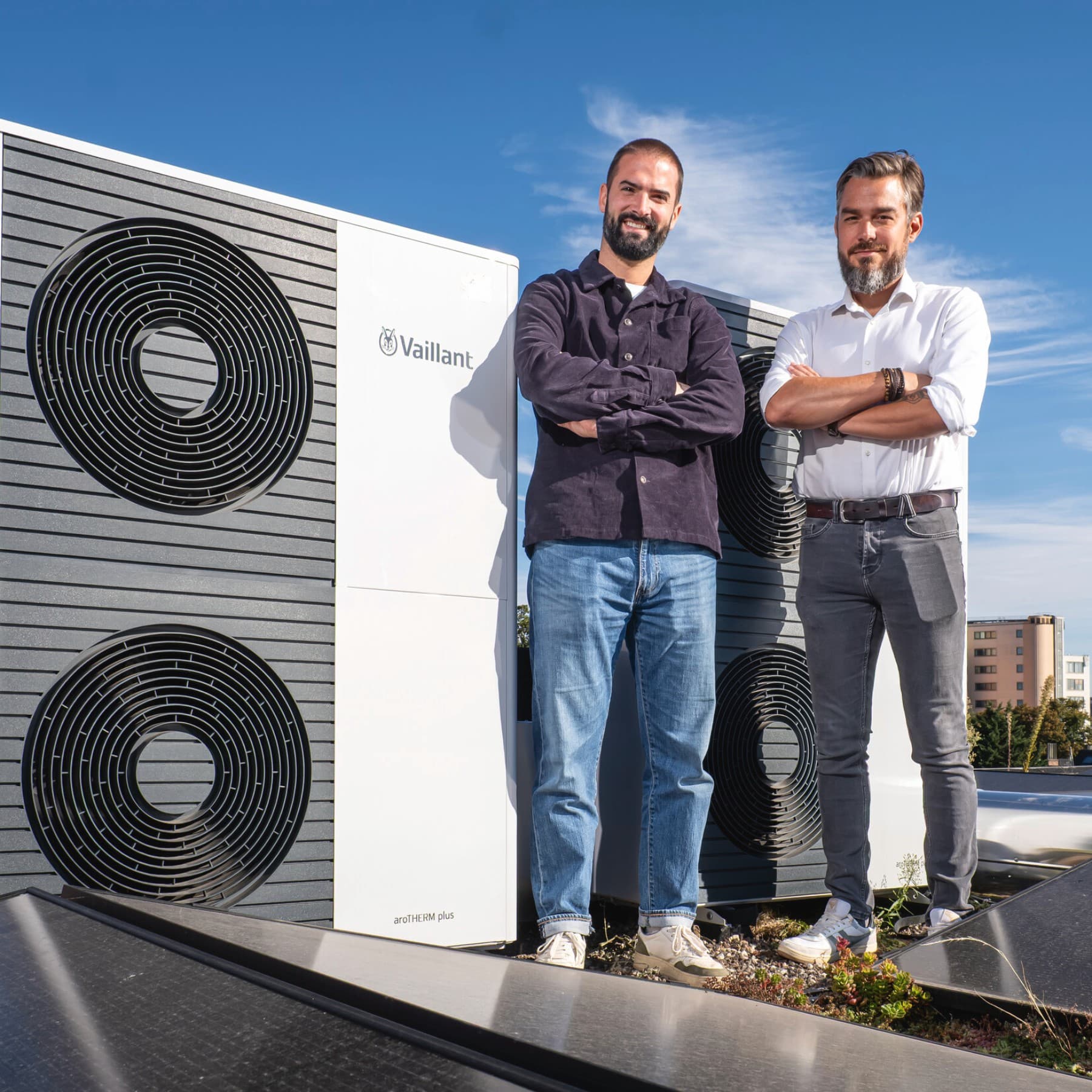 Installateur en vertegenwoordiger van Vaillant naast warmtepomp