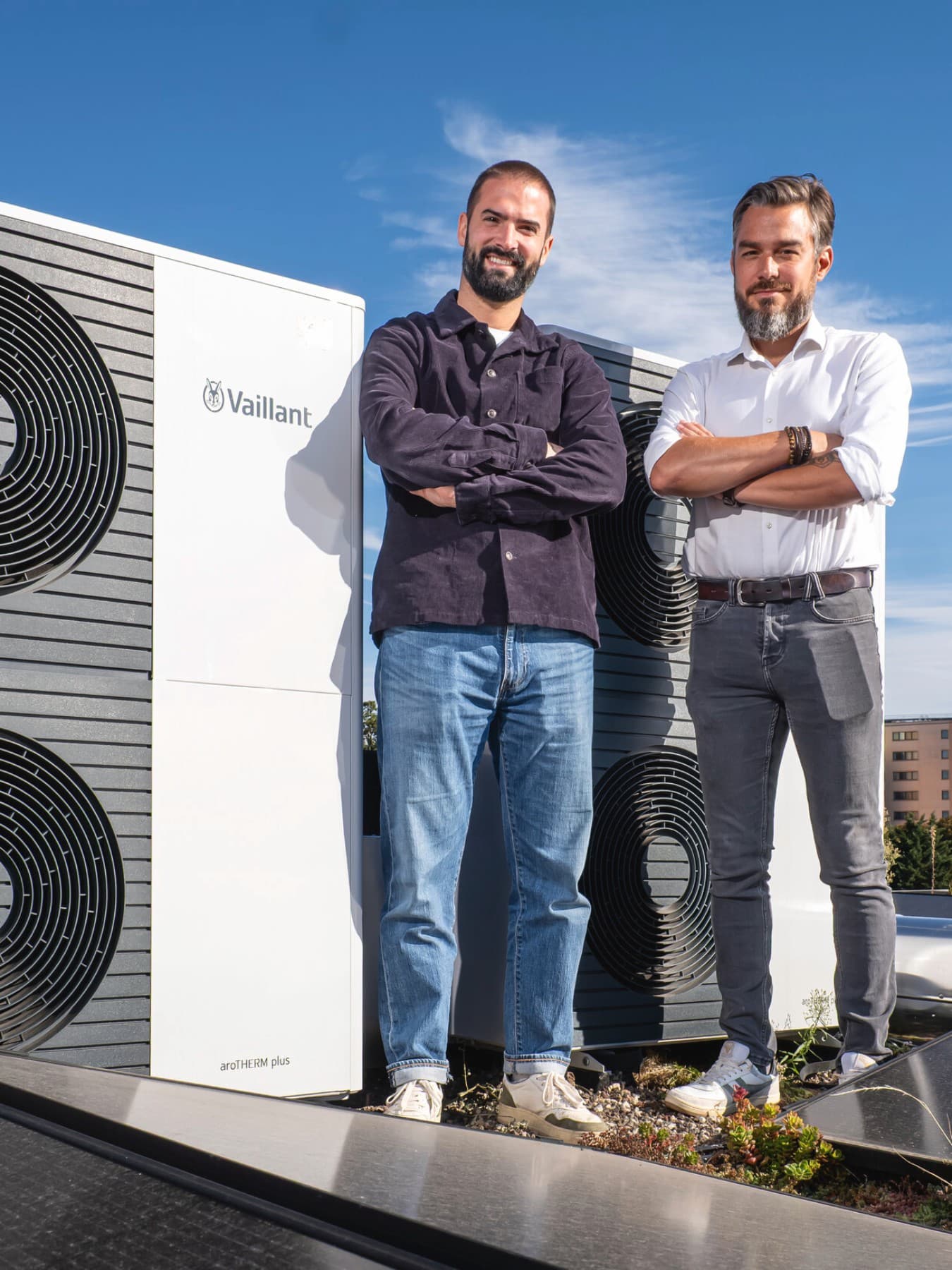 Installateur en vertegenwoordiger van Vaillant naast warmtepomp