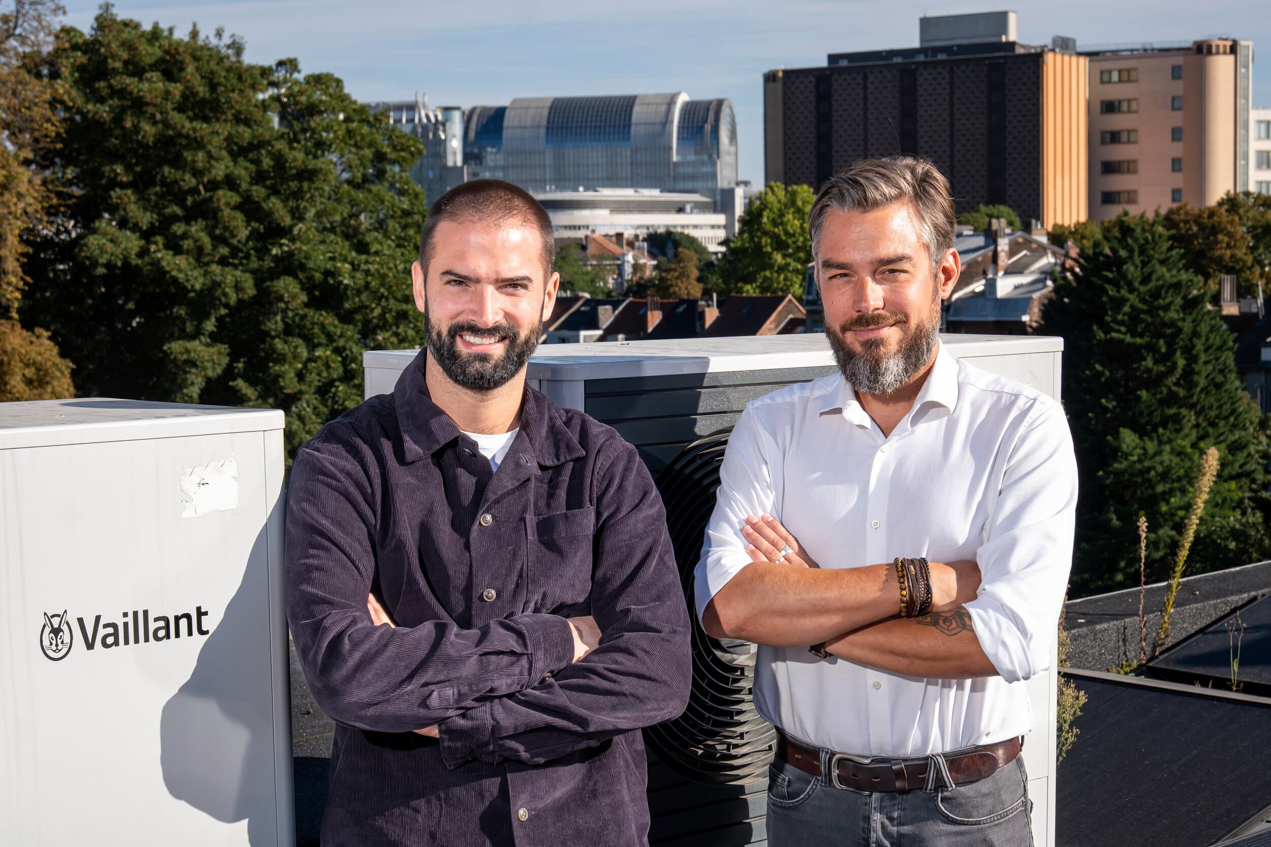 Installateur en vertegenwoordiger naast lucht/water-warmtepomp