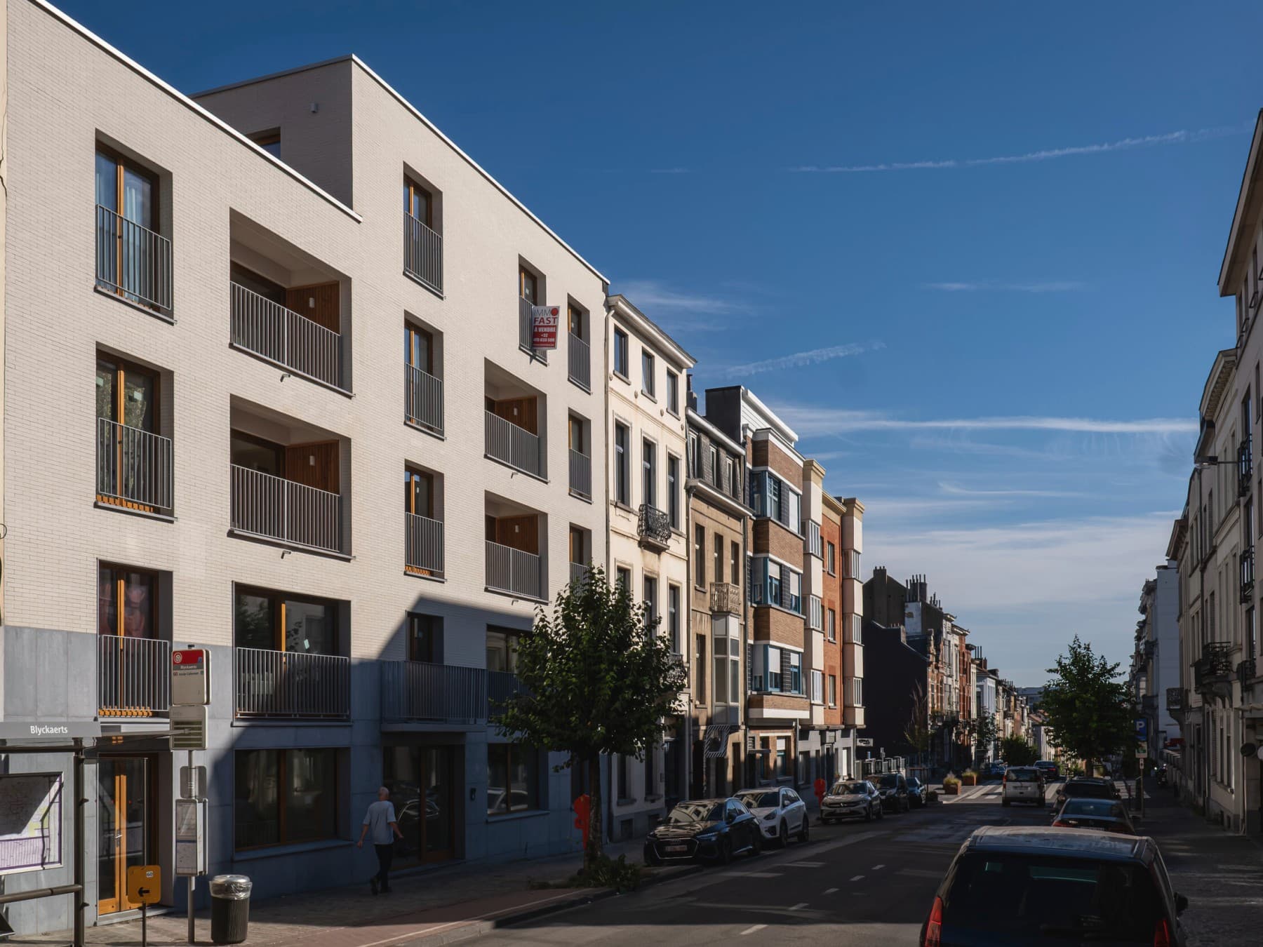 Brusselse wijk in Flagey met verschillende huizen en een blauwe lucht