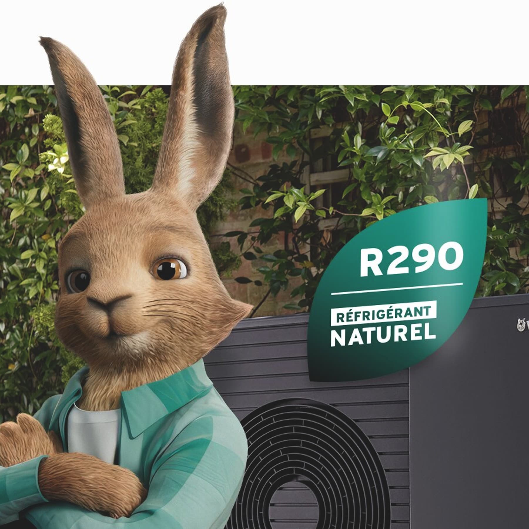 Un lièvre Vaillant avec le logo du fluide frigorigène naturel devant une pompe à chaleur aroTHERM plus