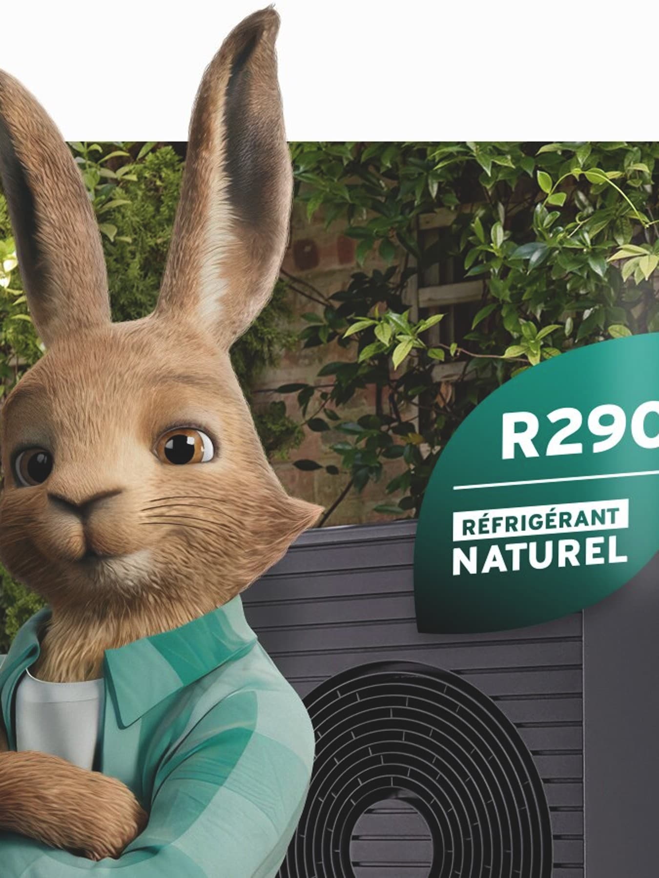 Un lièvre Vaillant avec le logo du fluide frigorigène naturel devant une pompe à chaleur aroTHERM plus