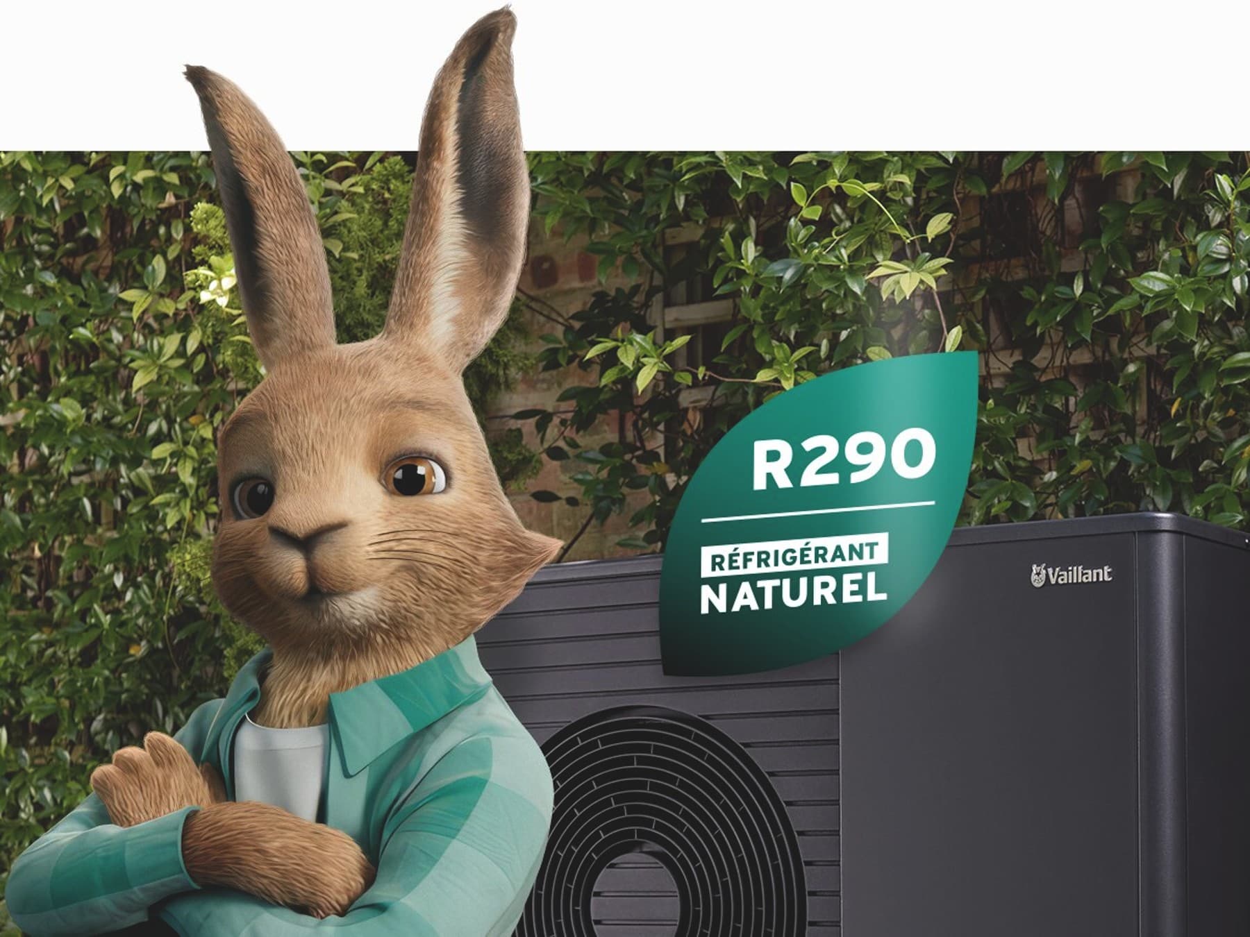 Un lièvre Vaillant avec le logo du fluide frigorigène naturel devant une pompe à chaleur aroTHERM plus