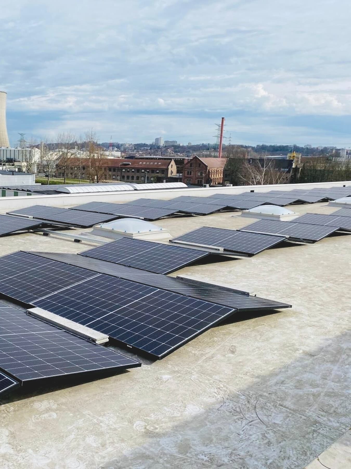 Zonnepanelen op het dak van het kantoorgebouw in Drogenbos.