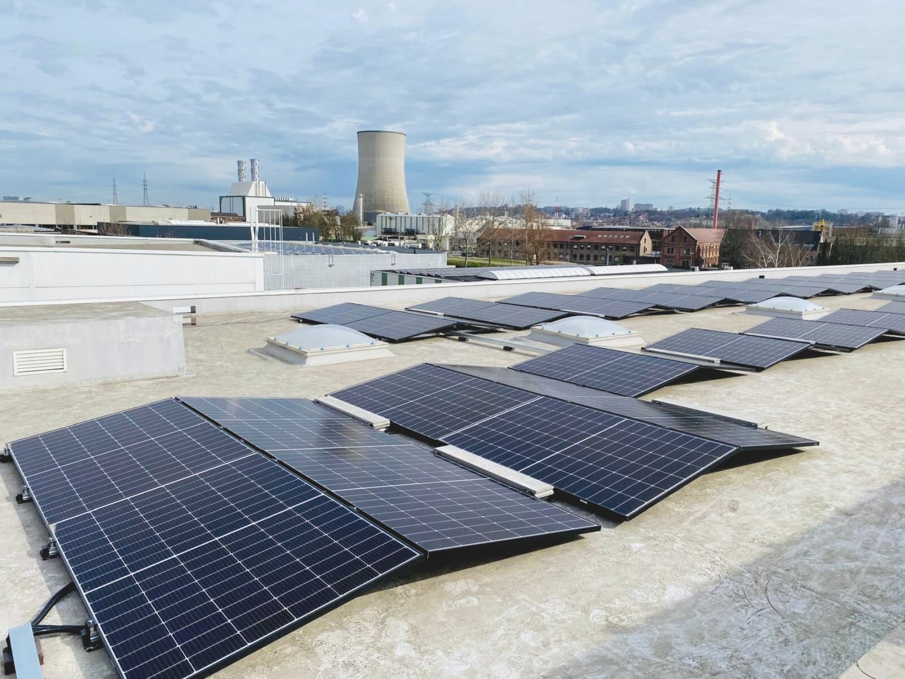 Zonnepanelen op het dak van het kantoorgebouw in Drogenbos.