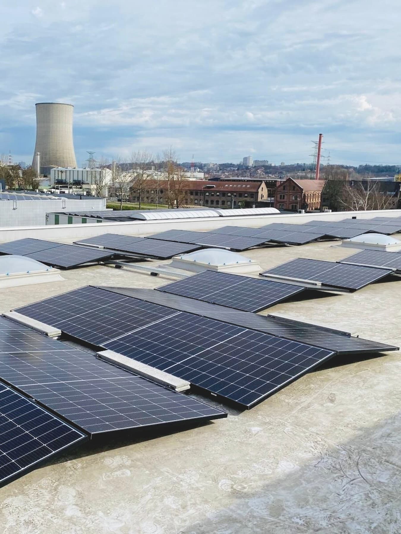 Des panneaux solaires sur le toit de nos bureaux à Drogenbos.