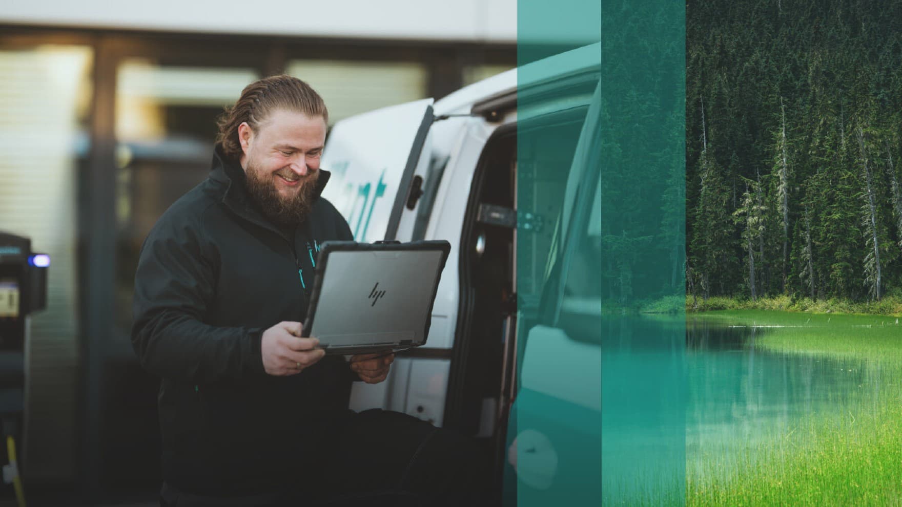 Man die naar het scherm van zijn laptop kijkt