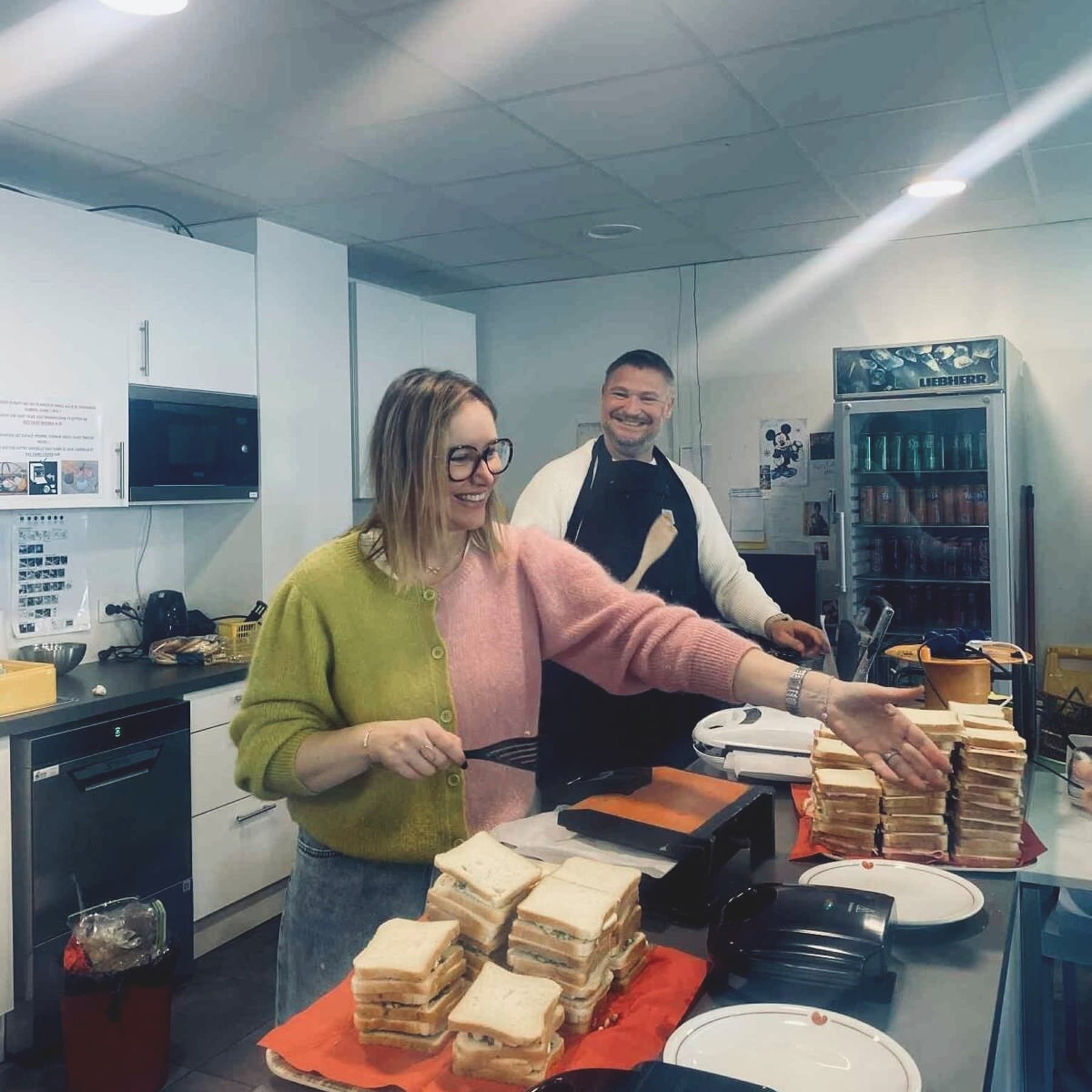 Medewerkers bakken croque-monsieurs voor De Warmste Week.