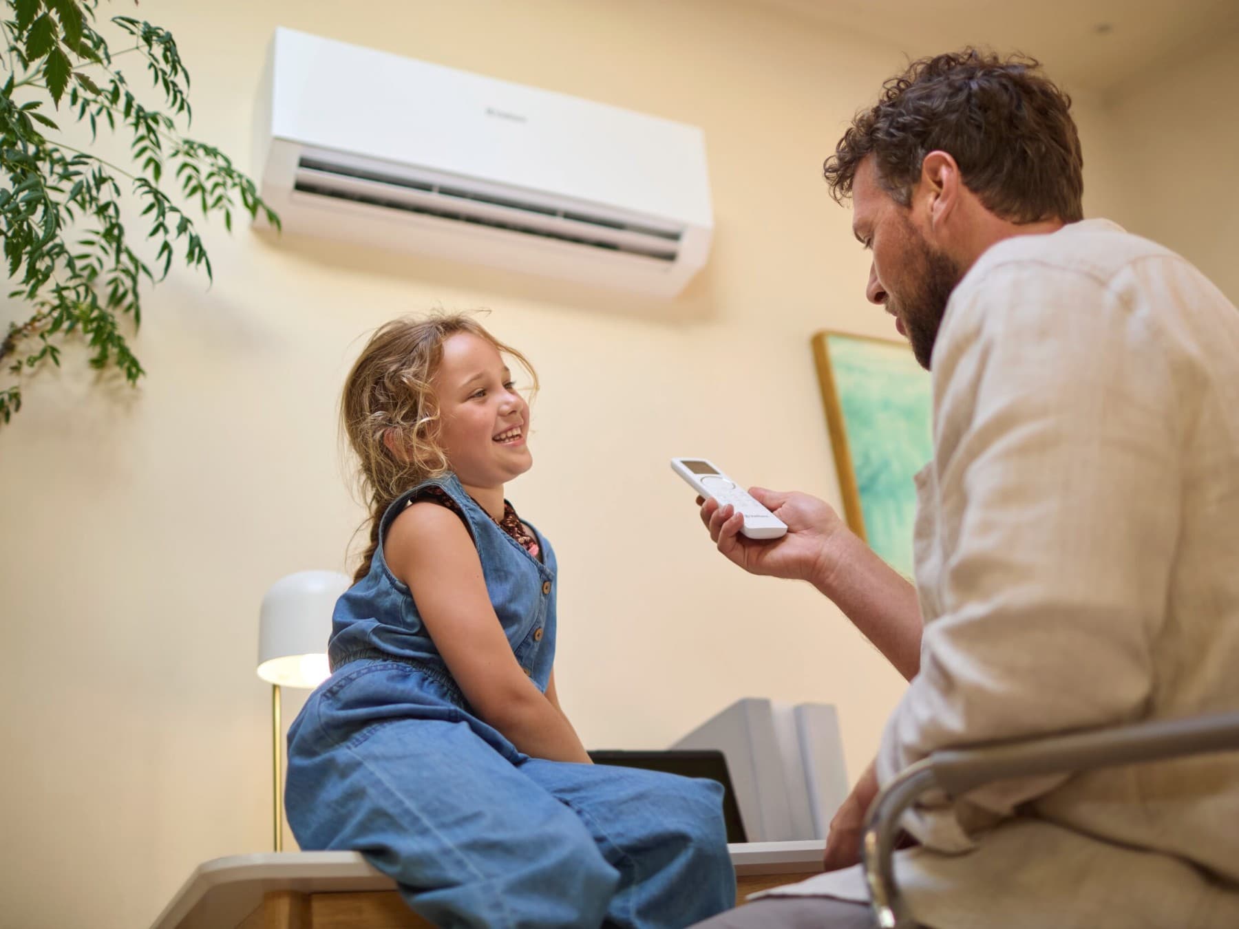 Een vader en zijn dochter voor een airconditioning