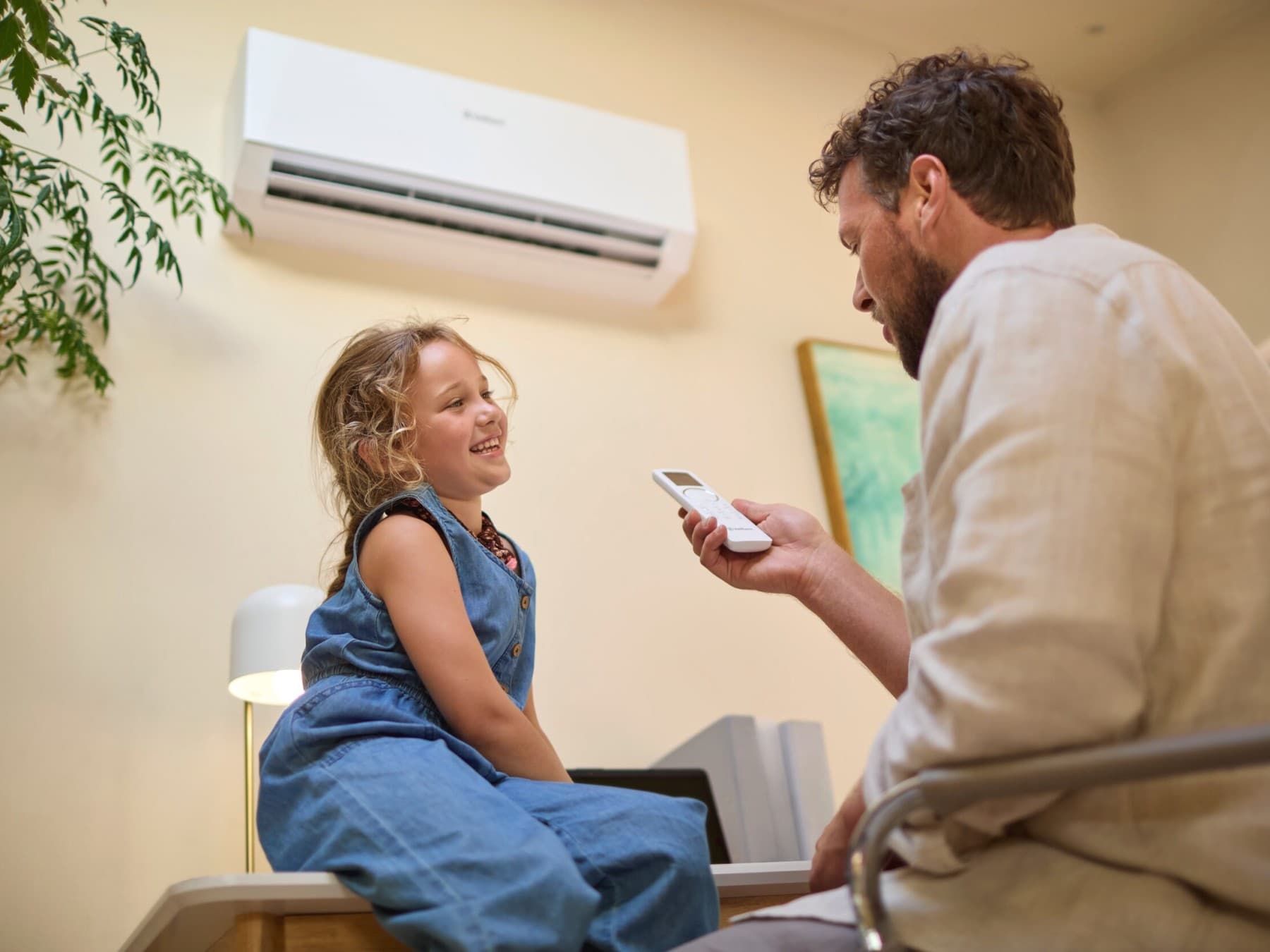Airconditioning climaVAIR in de woonkamer aan de muur