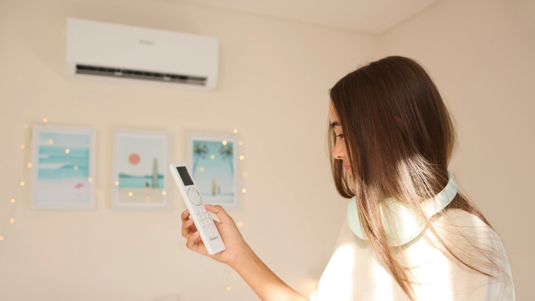 Airconditioning climaVAIR plus in tienerkamer aan de muur onder het plafond