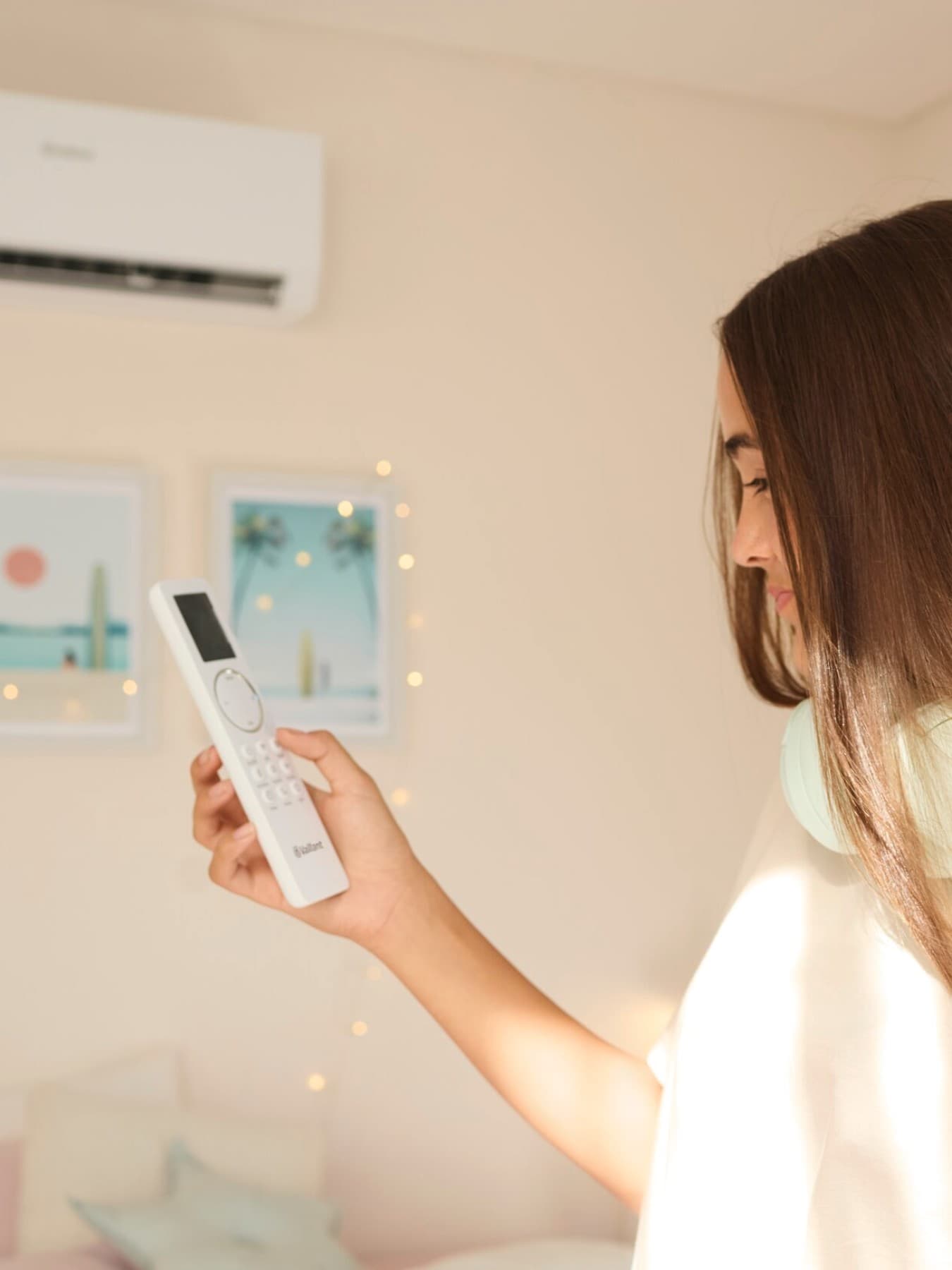 Airconditioning climaVAIR plus in tienerkamer aan de muur onder het plafond