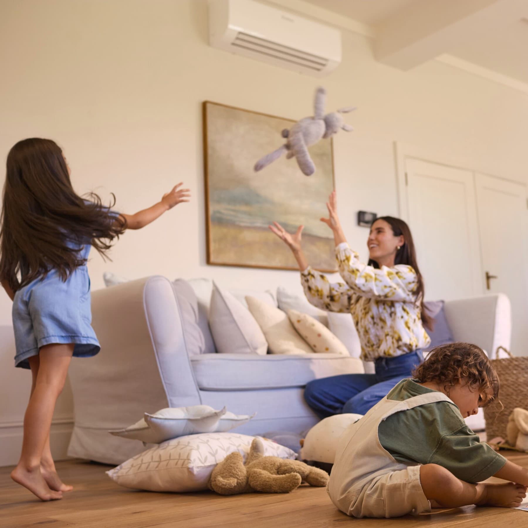Familie speelt in de woonkamer