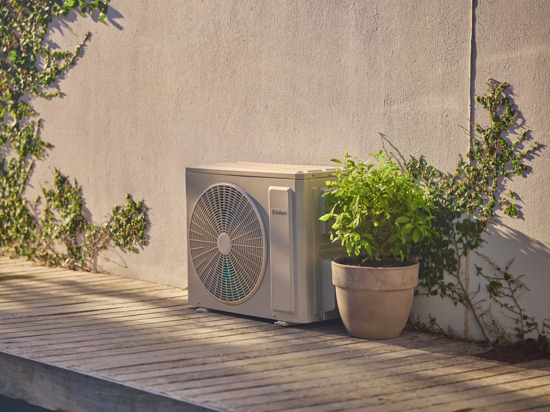 Buitenunit van een airco tegen een muur