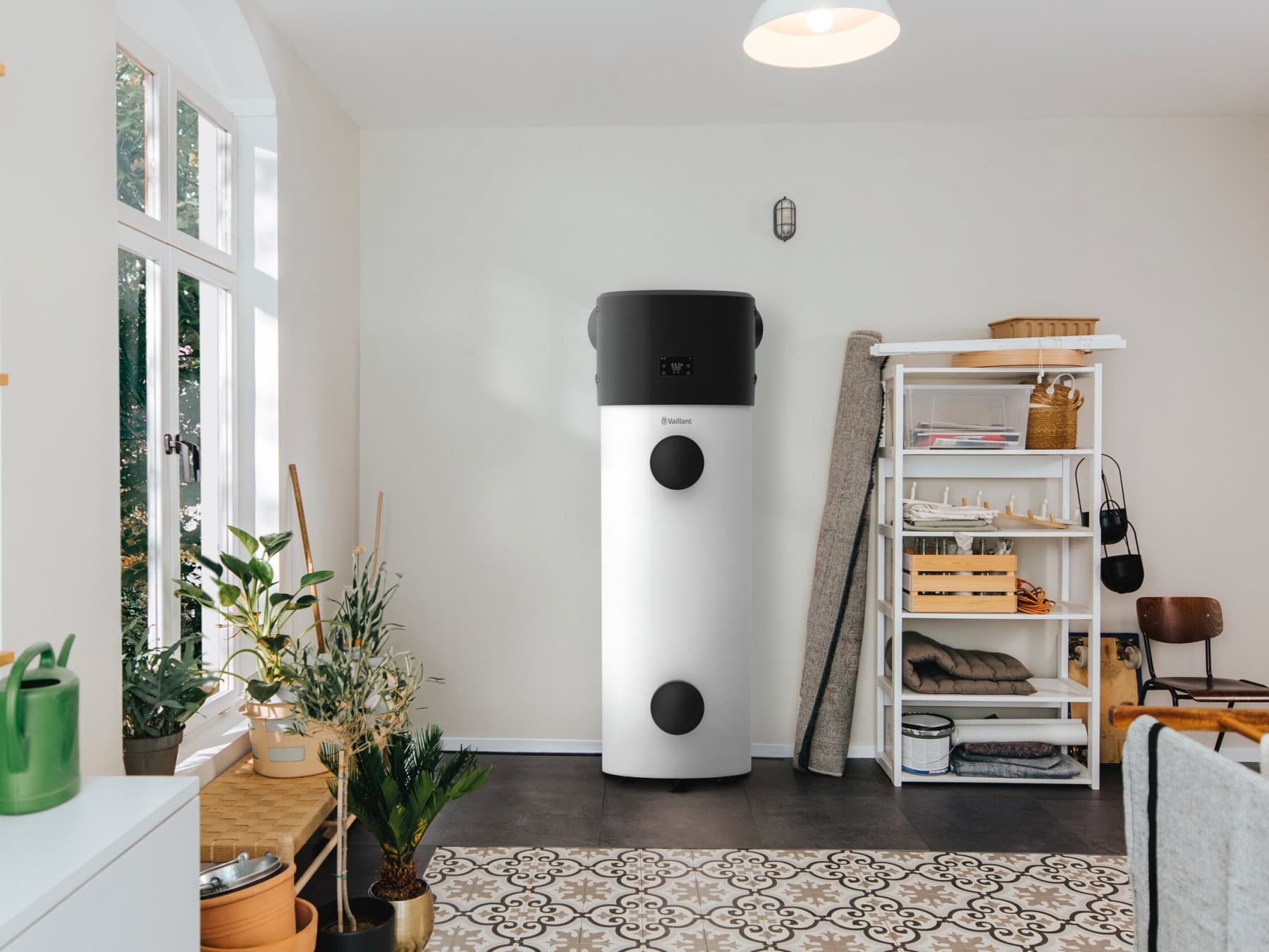 Warmtepompboiler in woonruimte naast kast