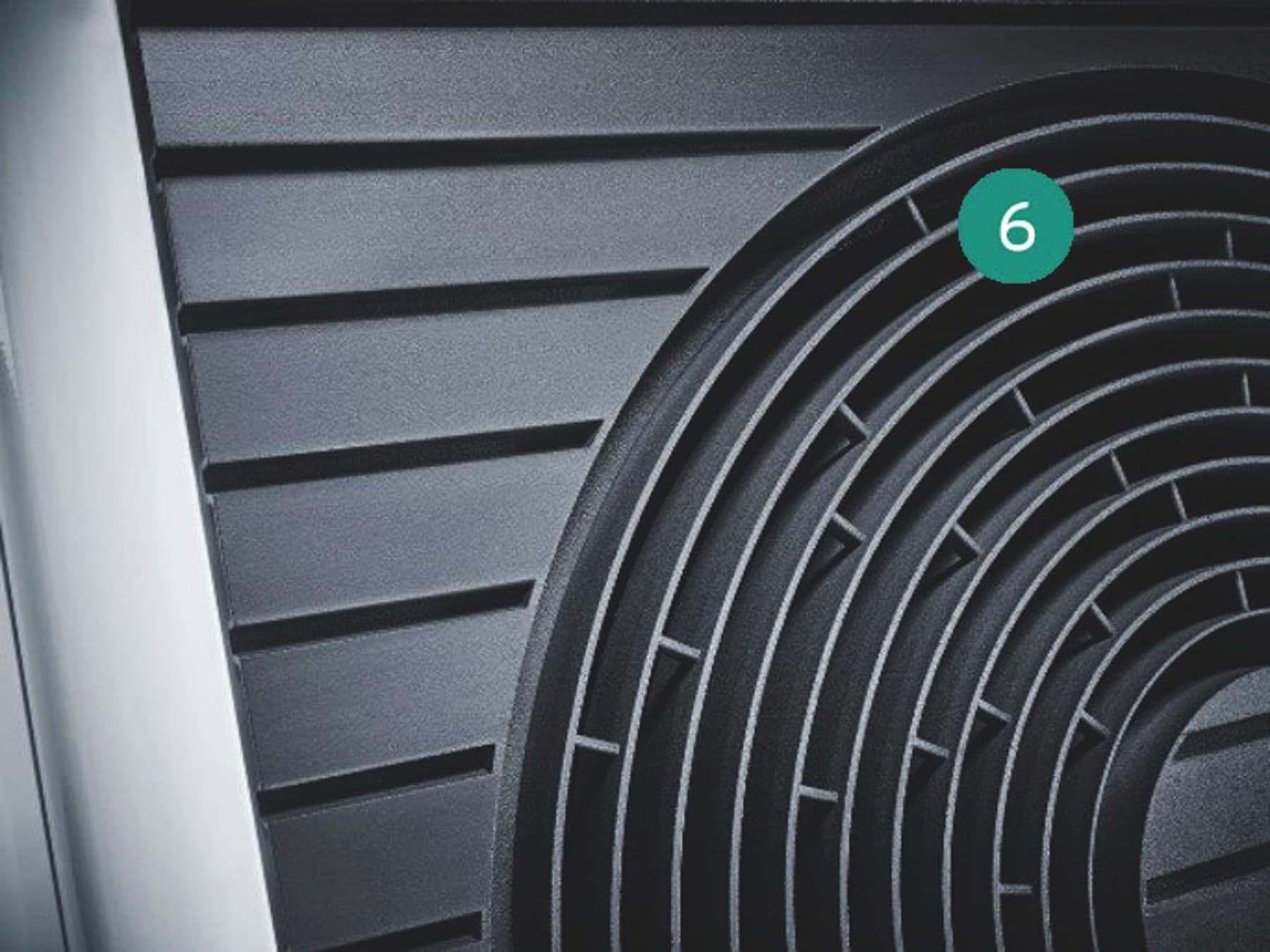 Voorkant met een deel van de ventilator van een Vaillant buitenunit die de stille modus aangeeft