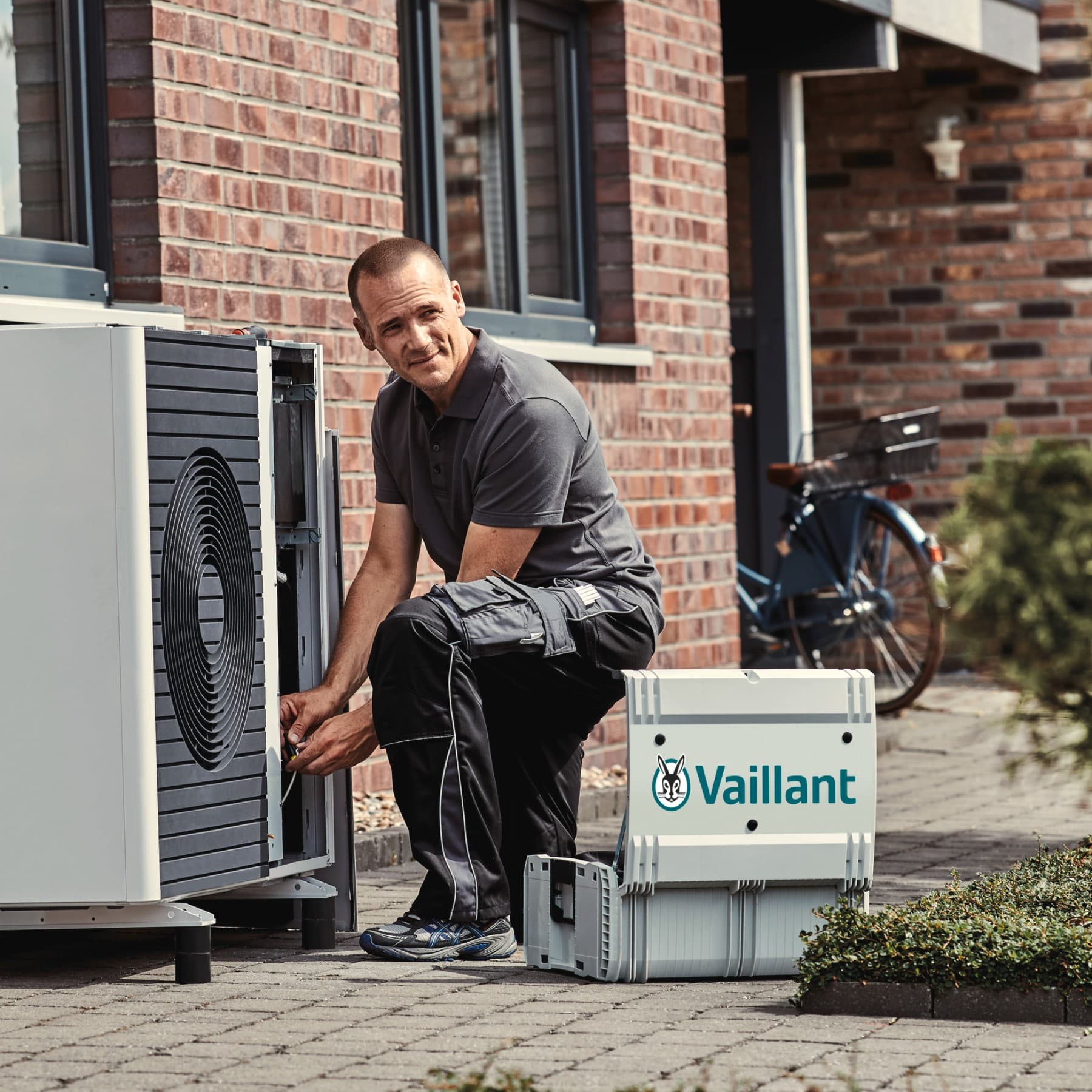 Een Vaillant-specialist die een warmtepomp installeert.