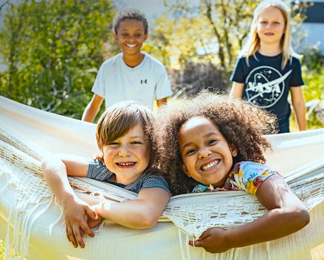 Kinderen spelen in een hangmat