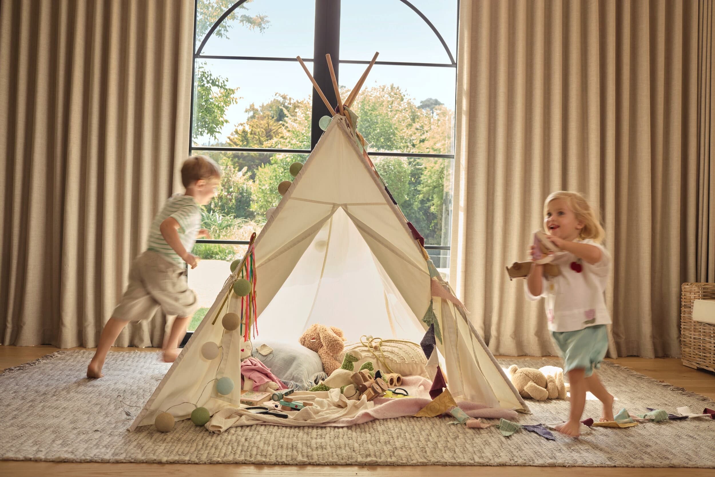 Kinderen die in een tent spelen
