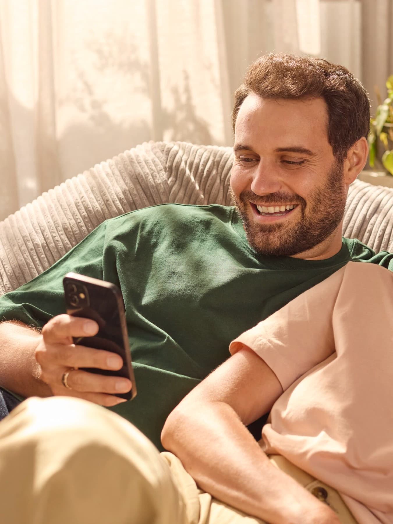 Koppel in de zetel met smartphone | Vaillant