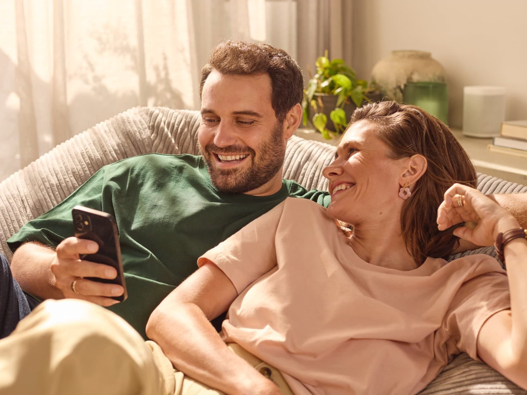 Koppel in de zetel met smartphone | Vaillant