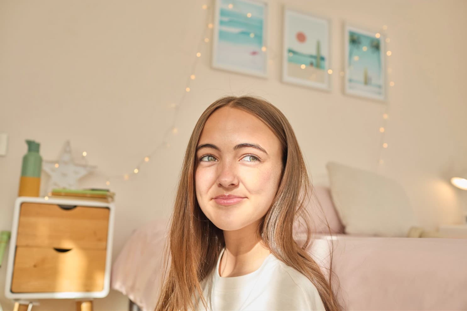 Meisje zit in een kamer en kijkt uit het raam