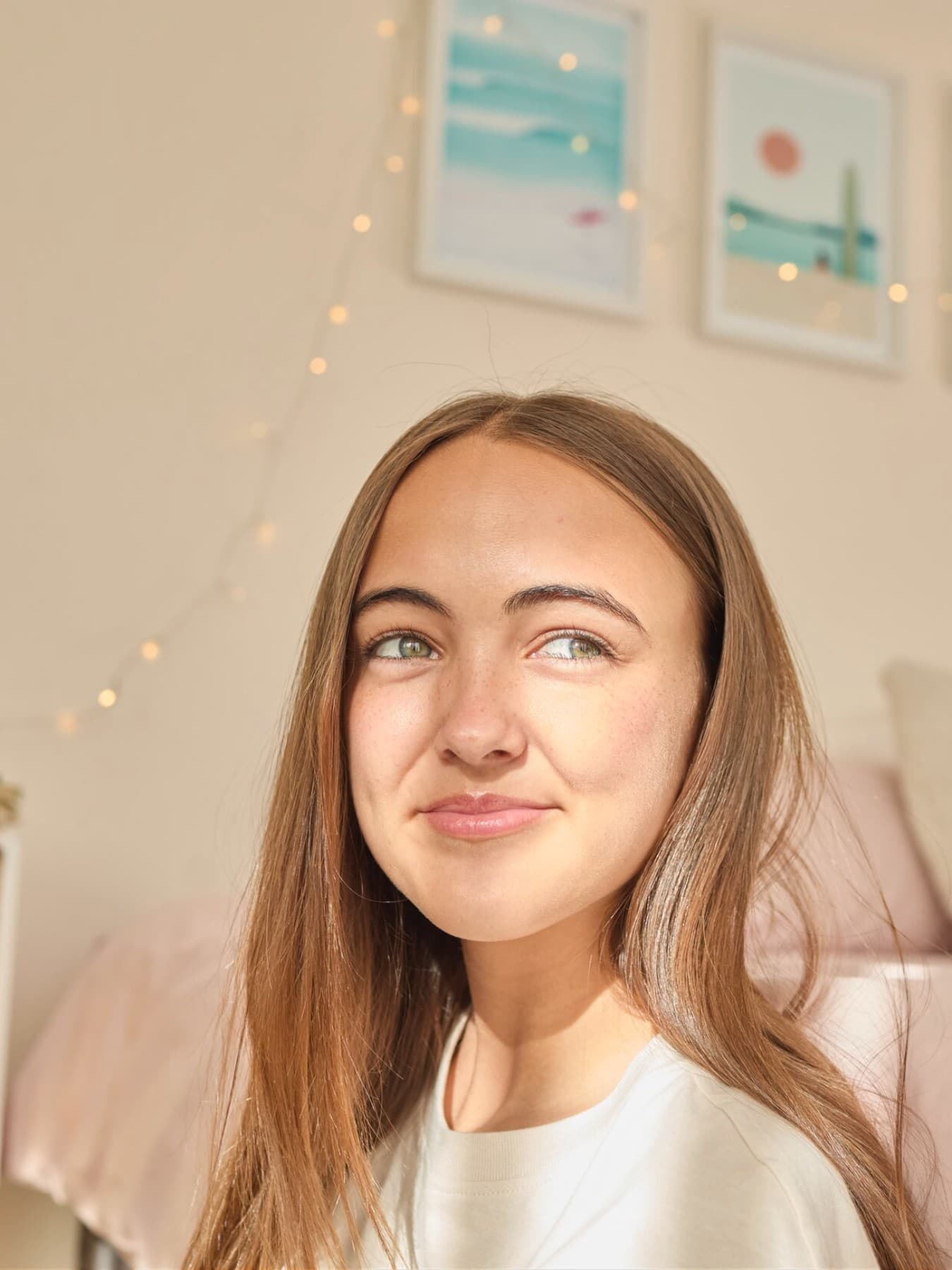 Meisje zit in een kamer en kijkt uit het raam