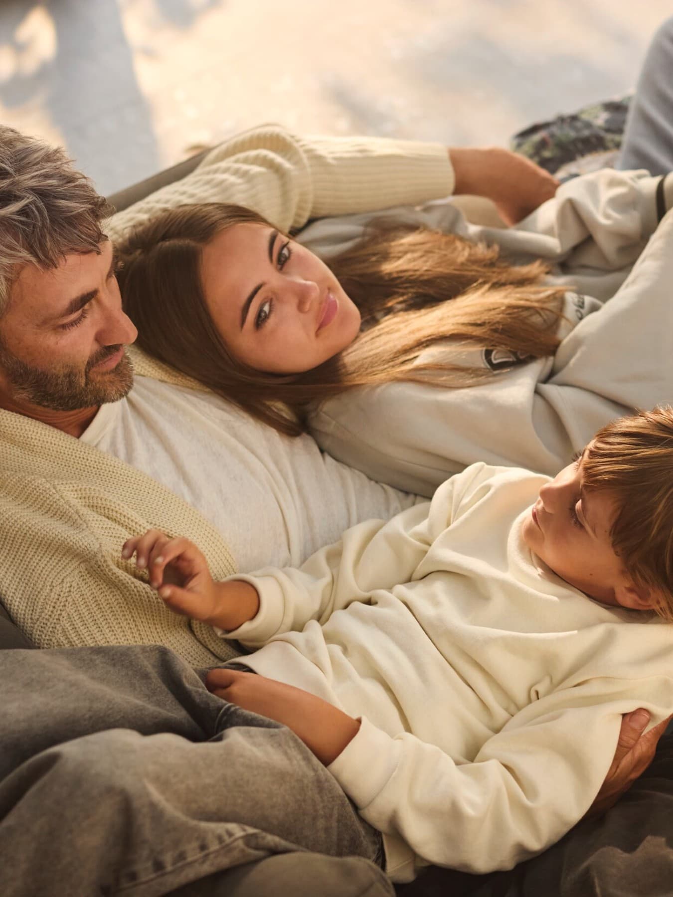 Familie liggend op de bank