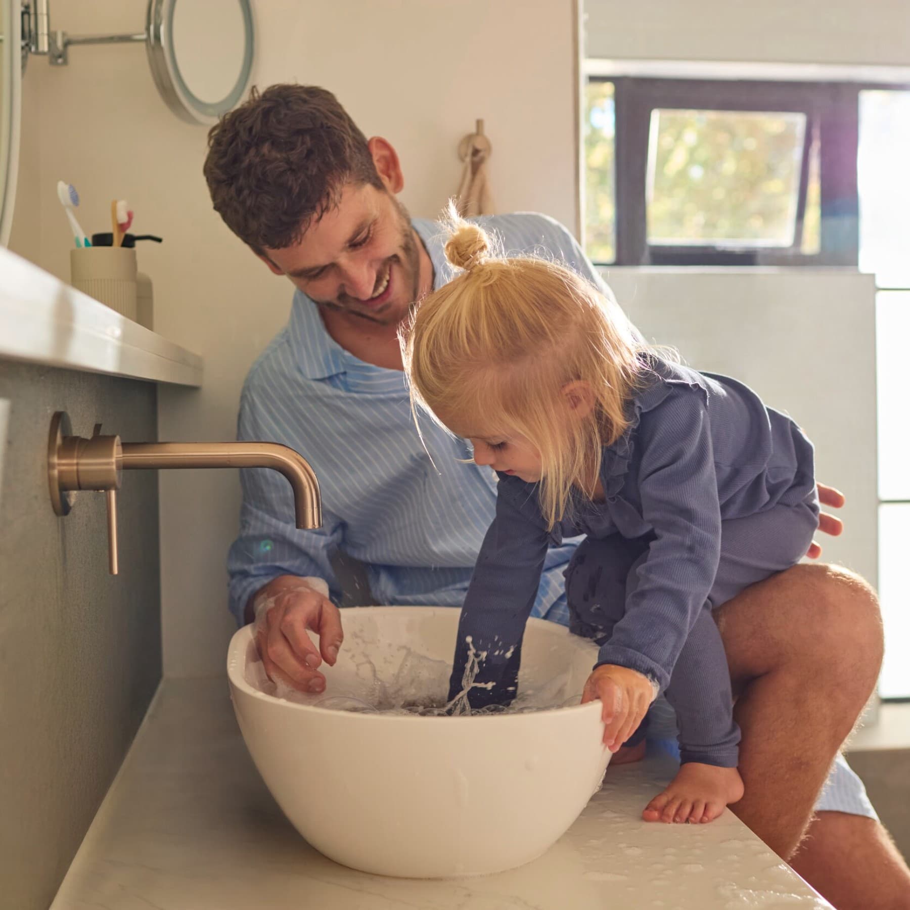 Papa en dochter aan lavabo | Vaillant