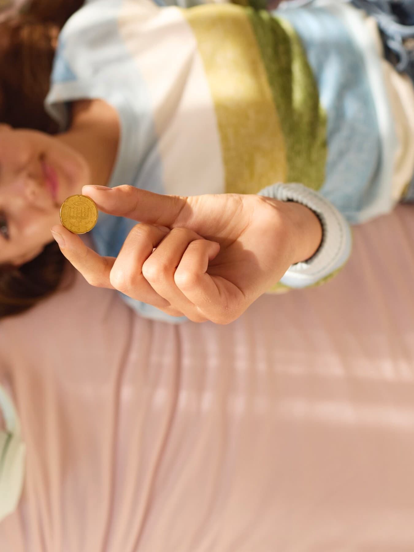 Meisje dat geld telt op bed.