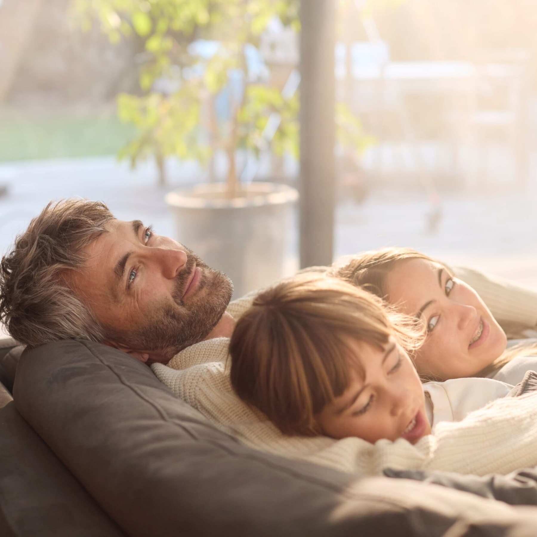 Familie ontspant op een bank