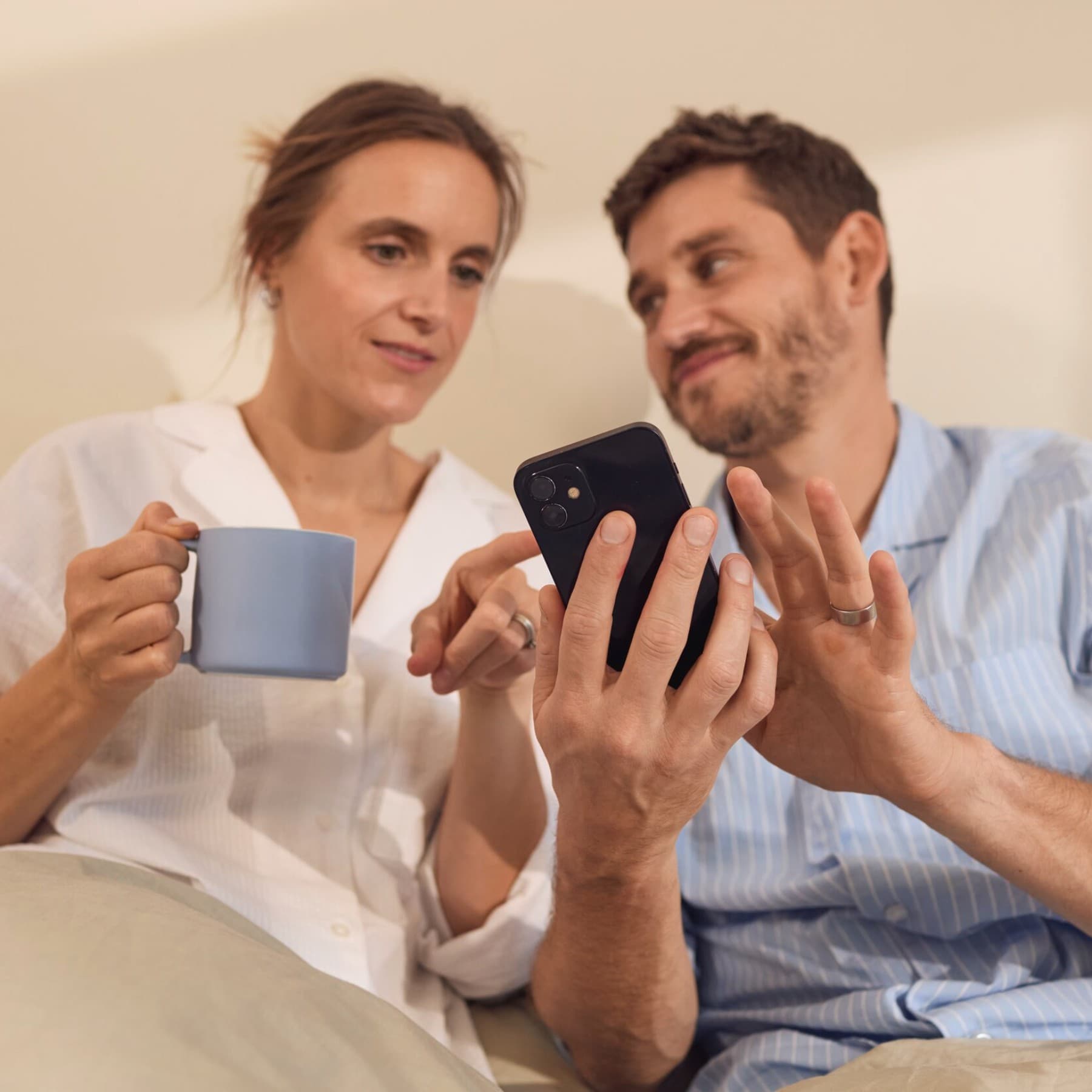Koppel maakt een afspraak via myVaillant Web op smartphone | Vaillant