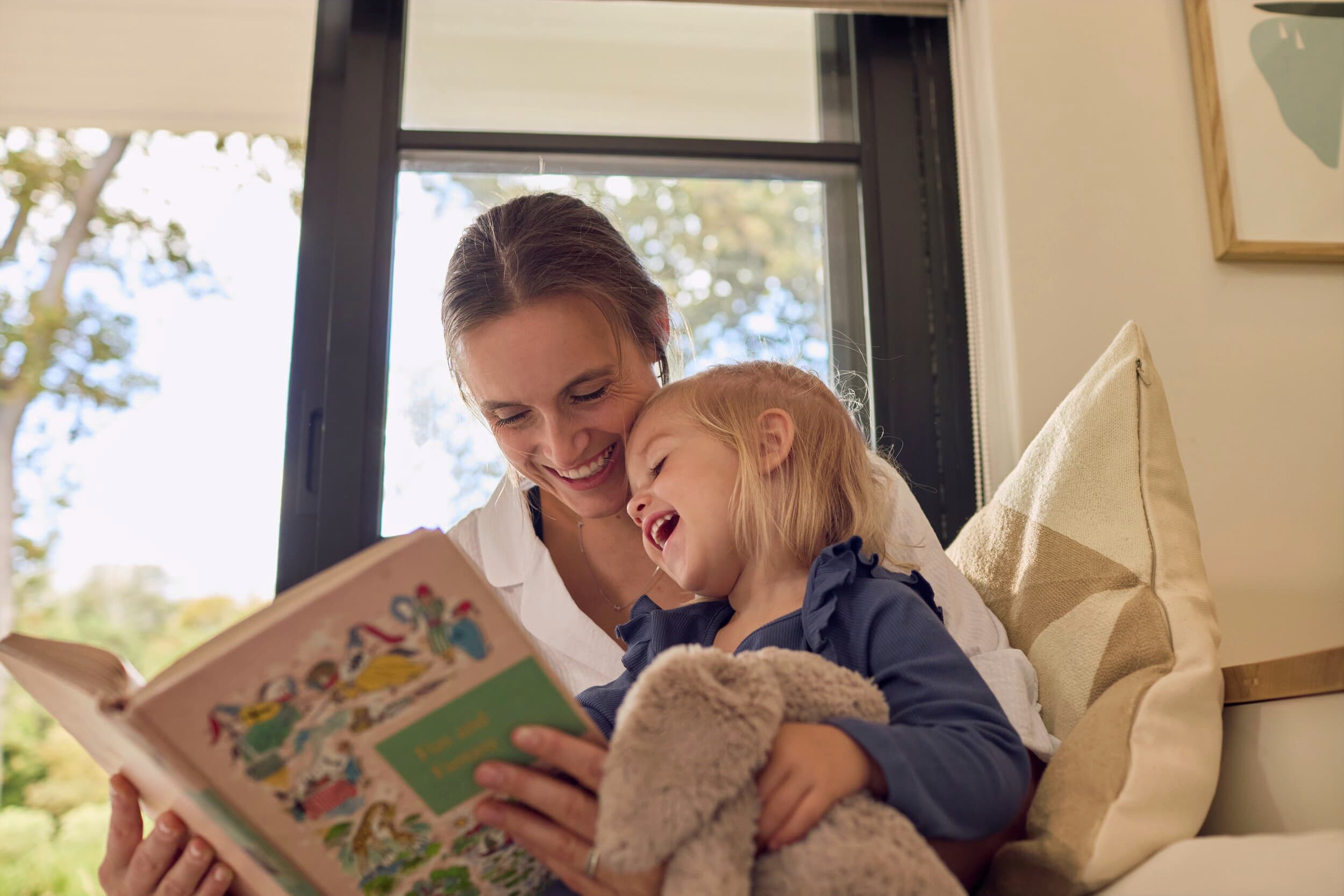 Een moeder leest haar kind voor uit een boek