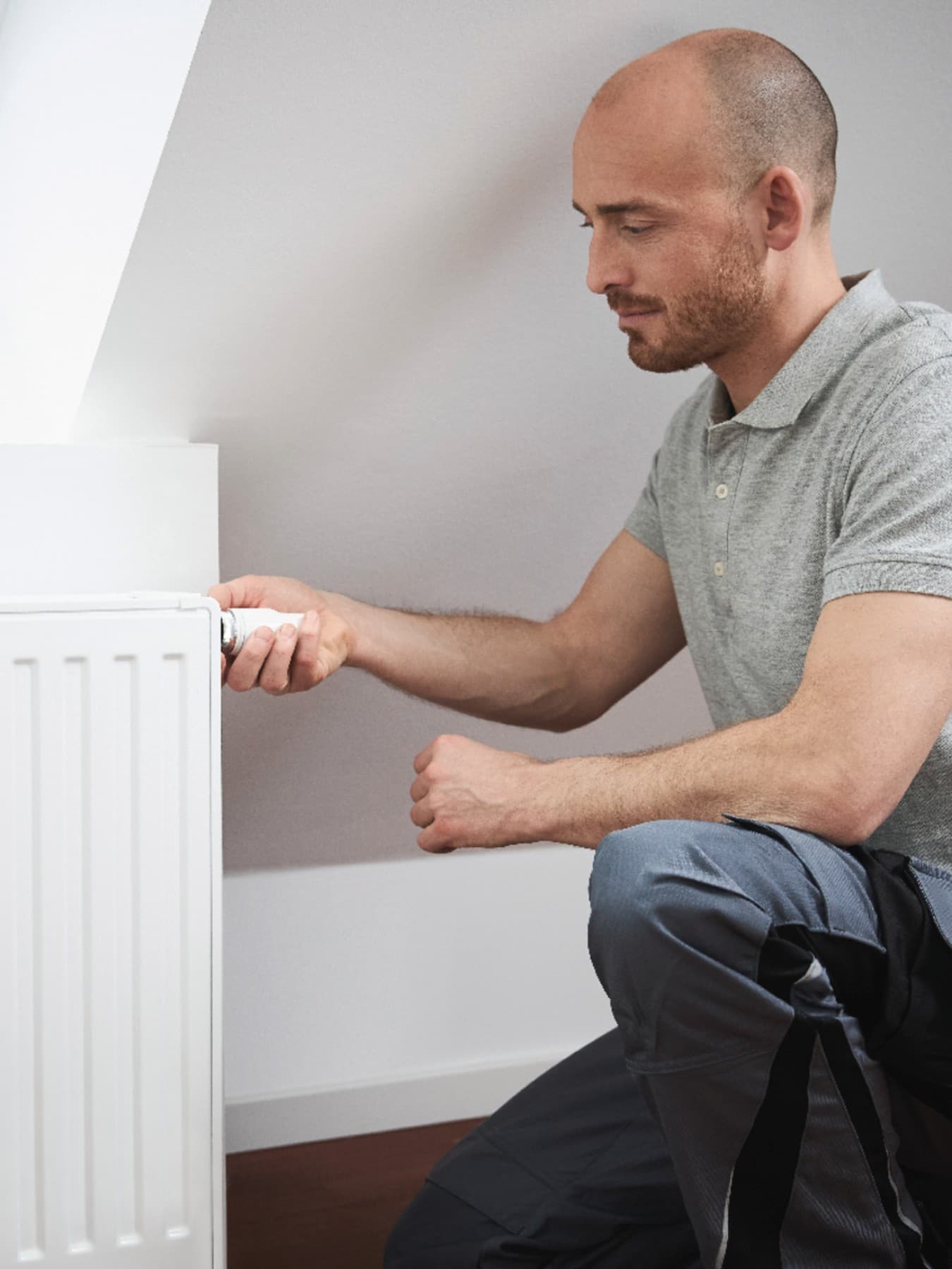 Man zet radiator aan