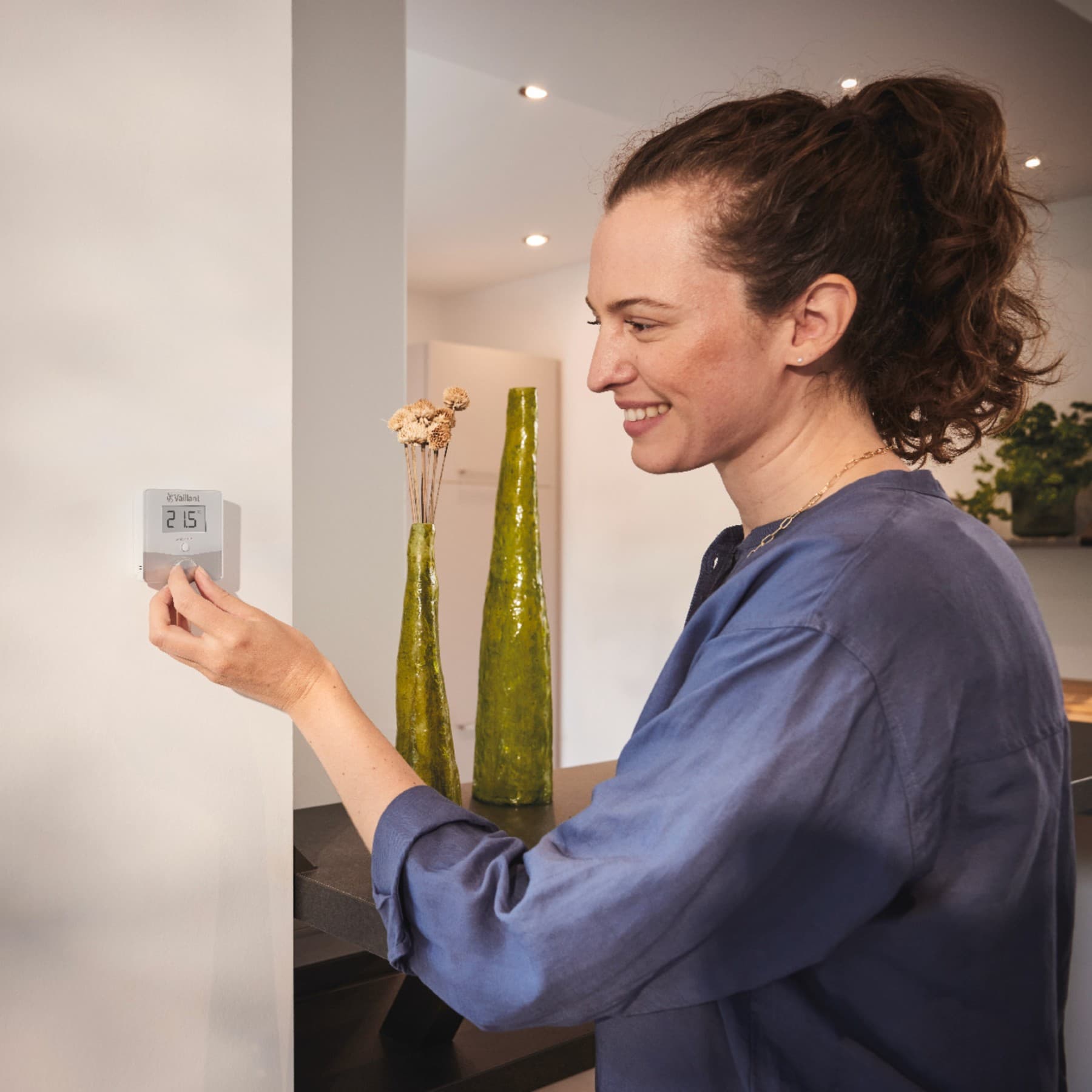Vrouw past de temperatuur van een thermostaat aan