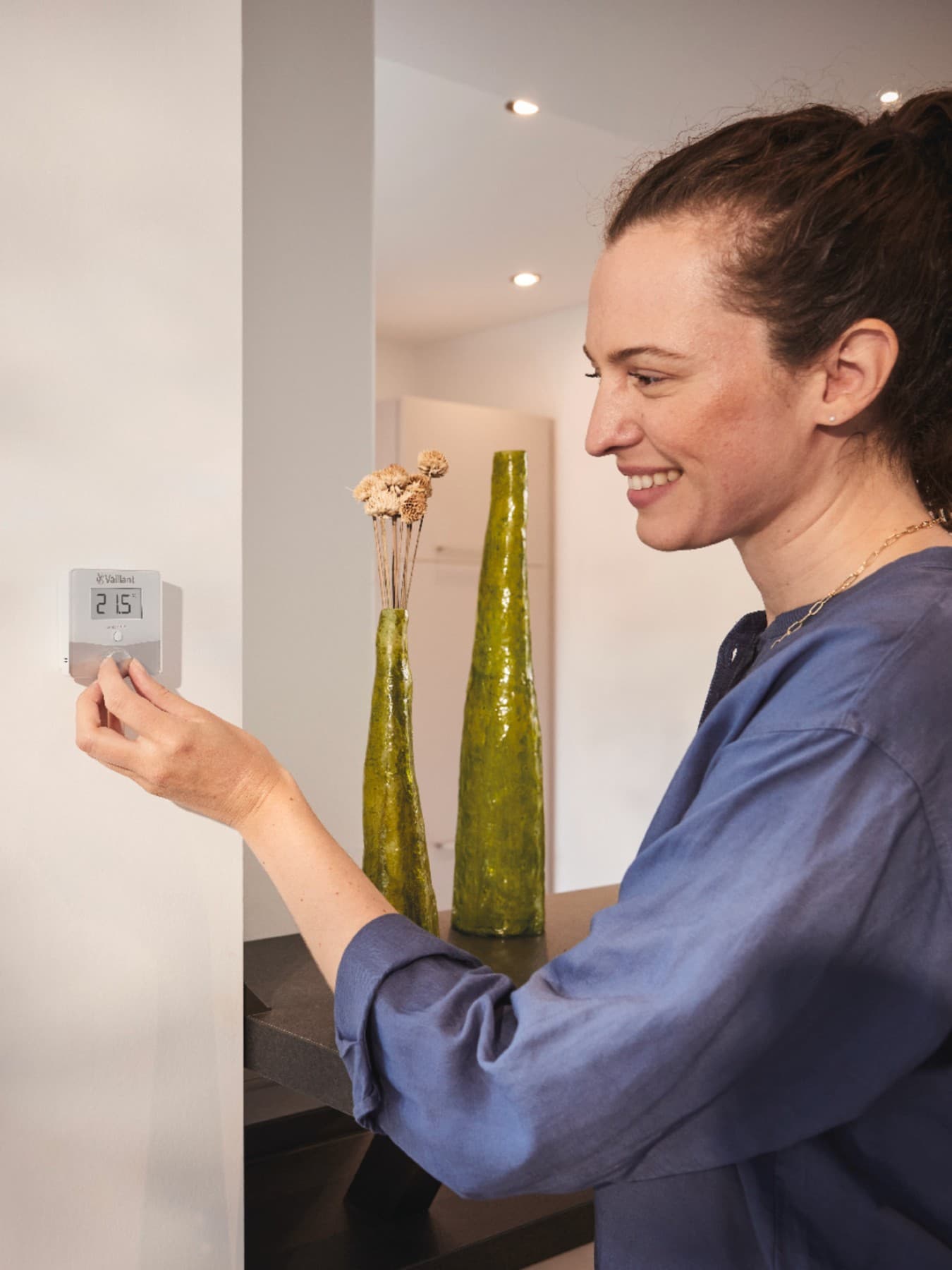 Vrouw past de temperatuur van een thermostaat aan