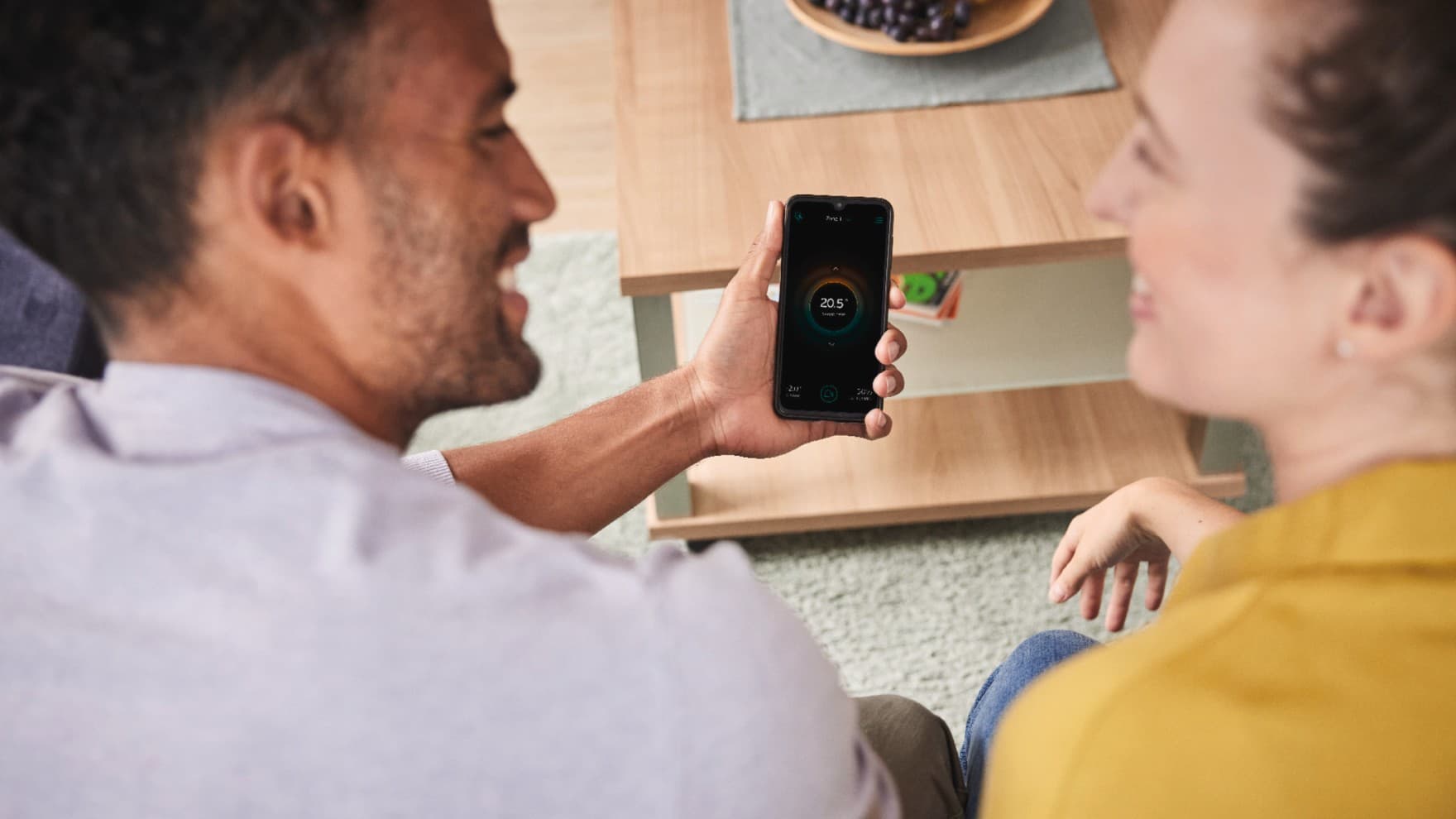Klant die met een installateur over de controle-app praat
