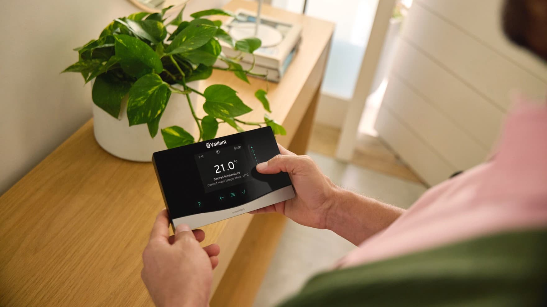Man met een Vaillant regelaar in zijn hand