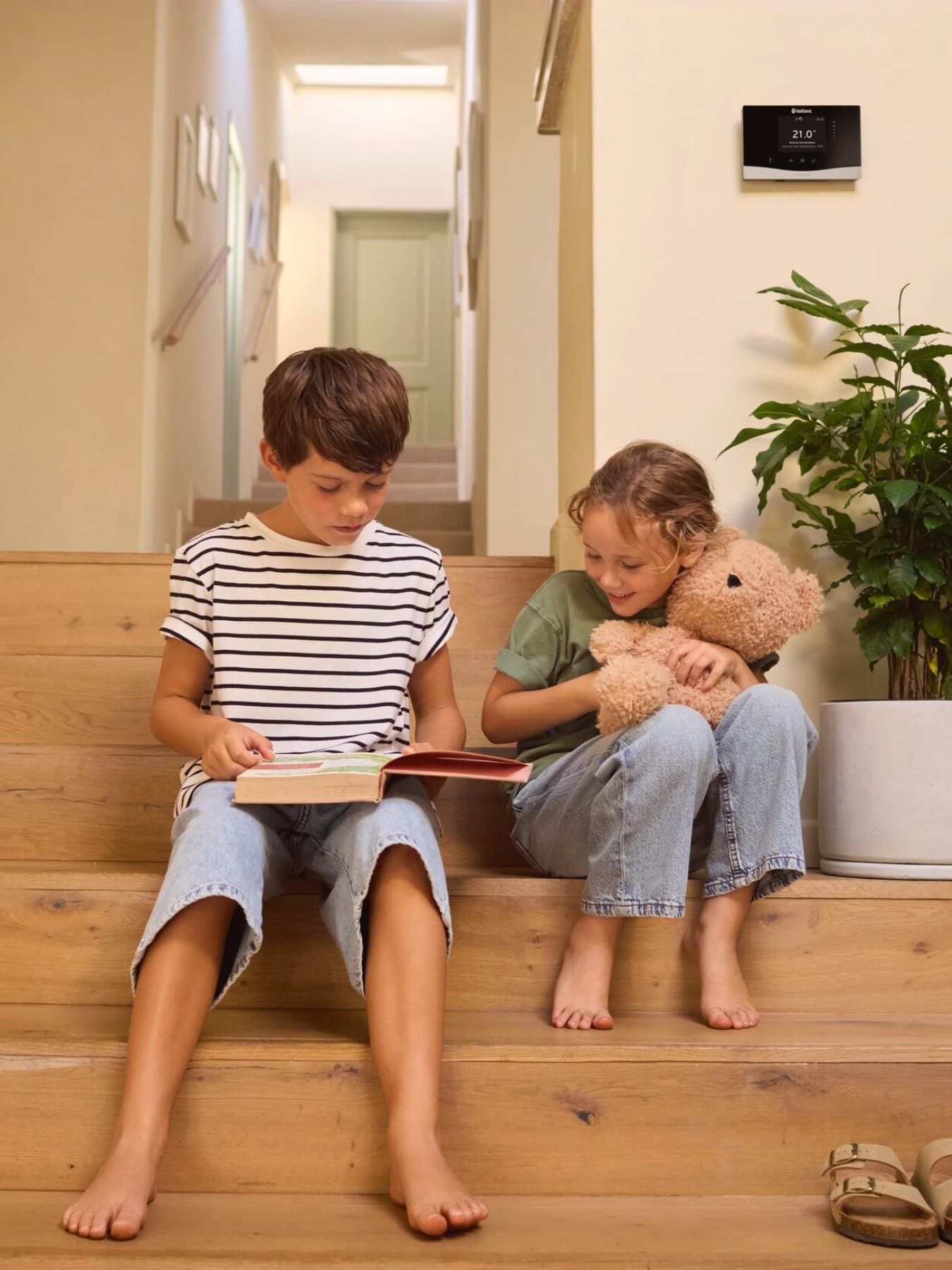Kinderen zitten op een trap