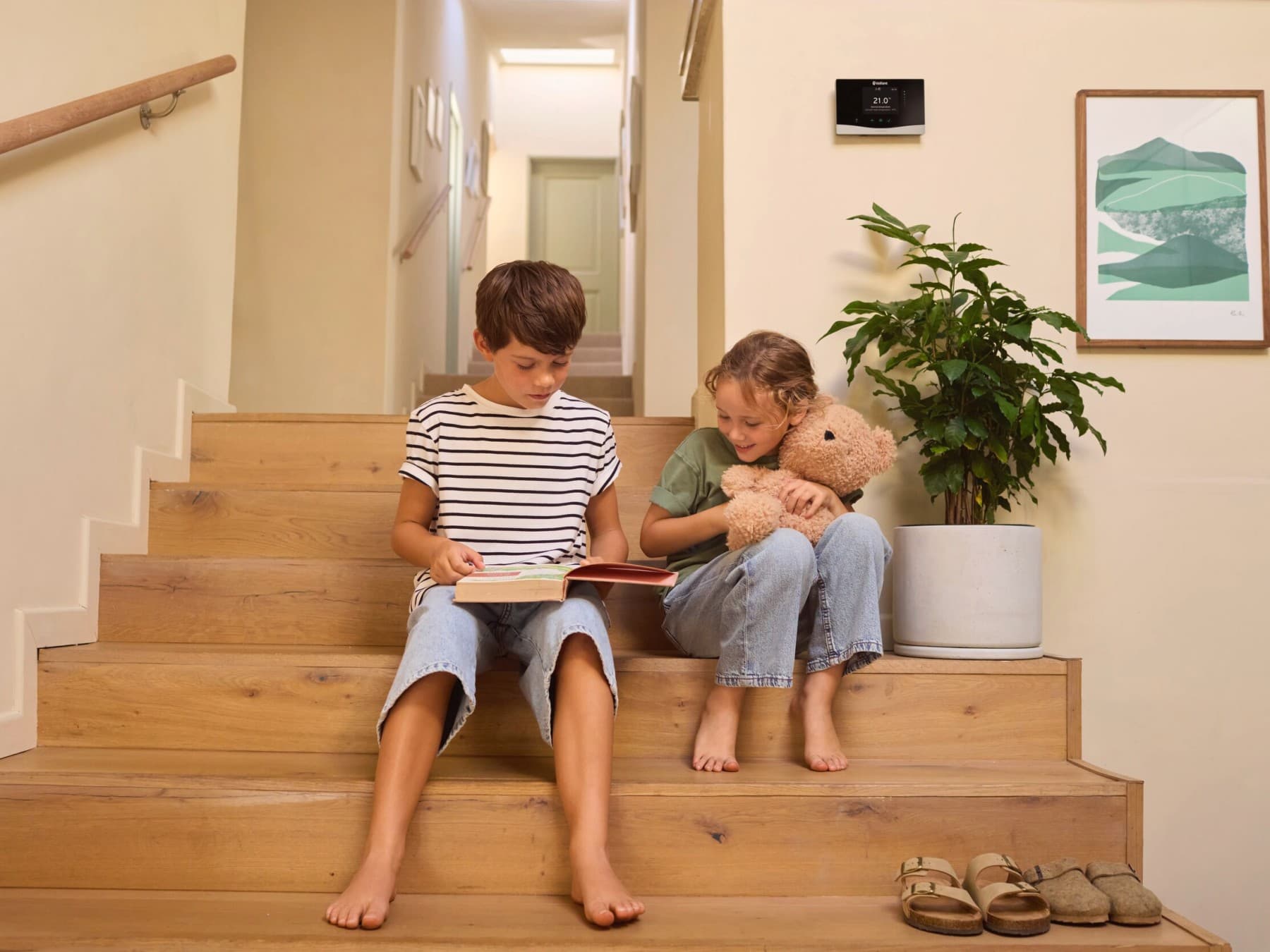 Kinderen lezen een boek op de trap
