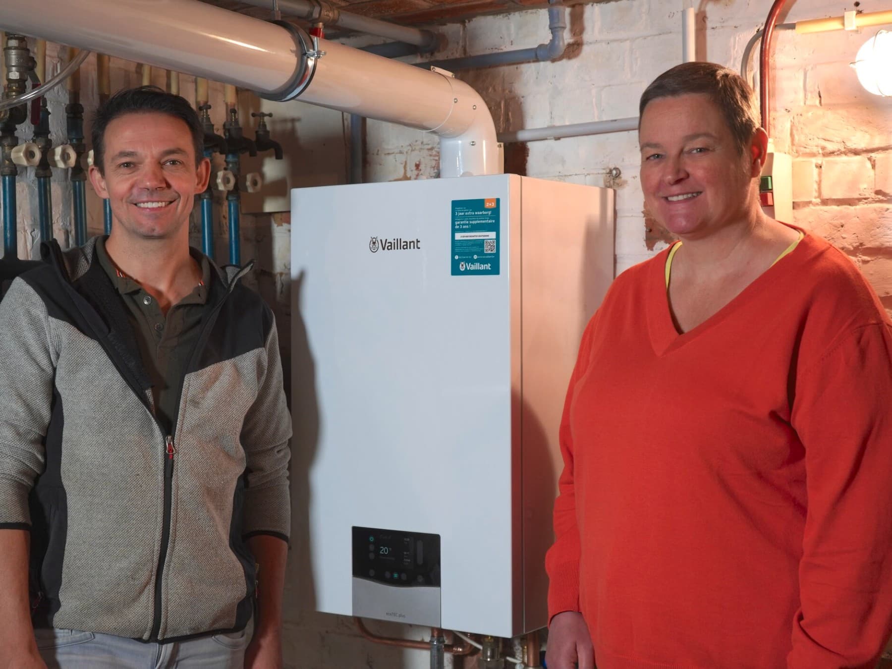 Installateur Hans en klant Anke staan in een kelder naast een ecoTEC condensatieketel